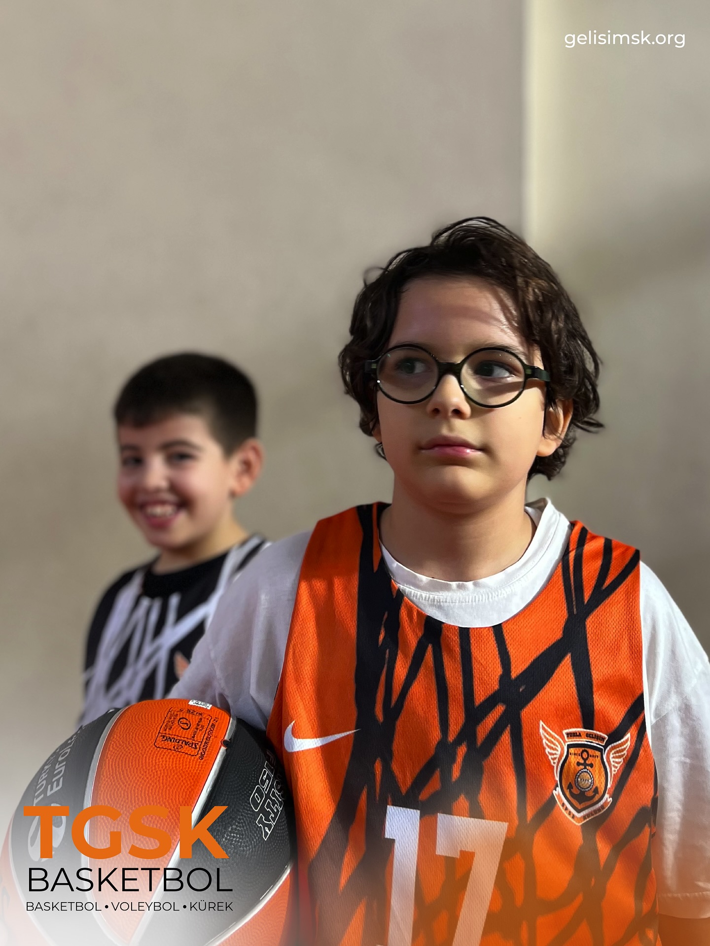 Sahada bugün de enerji, kahkaha ve bol bol basketbol vardı!
Oyuncularımız hem gelişiyor hem de her anın tadını çıkarıyor. Çünkü bizde basketbol sadece bir spor değil; arkadaşlık, disiplin ve eğlence demek. 🤝🔥
Her idmanda bir adım daha ileri, bir şut daha isabetli, bir takım daha güçlü!
Sen de aramıza katılmak istersen kapımız her zaman açık! 🧡🖤
📍 Behiye Dr. Nevhiz Işıl A.L. Spor Salonu
📞 0544 449 39 33
🏀 Tuzla’nın en dinamik basketbol altyapısı seni bekliyor!
#TuzlaGelişim #Basketbol #BasketbolOkulu #TuzlaBasketbol #BasketbolAltyapı #GençYetenekler #TakımRuhu #SporlaBüyü #YeniSezon #BasketbolAntrenmanı #Tuzla #SporOkulu #BasketbolAilesi