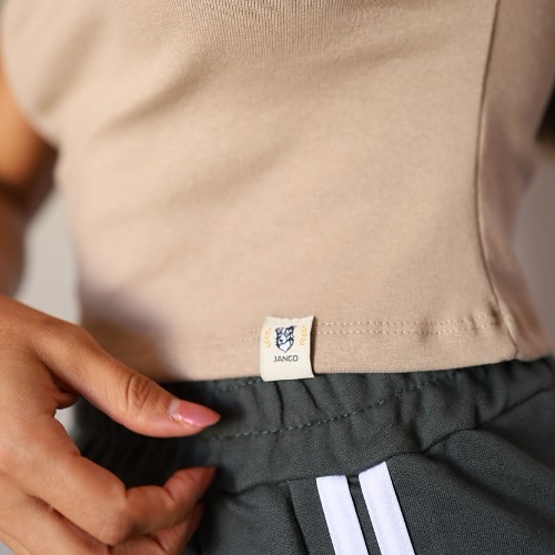 Minimalista e macio. Apenas amando este ajuste perfeito. 🤎 Etiqueta JANGO conferindo a qualidade!