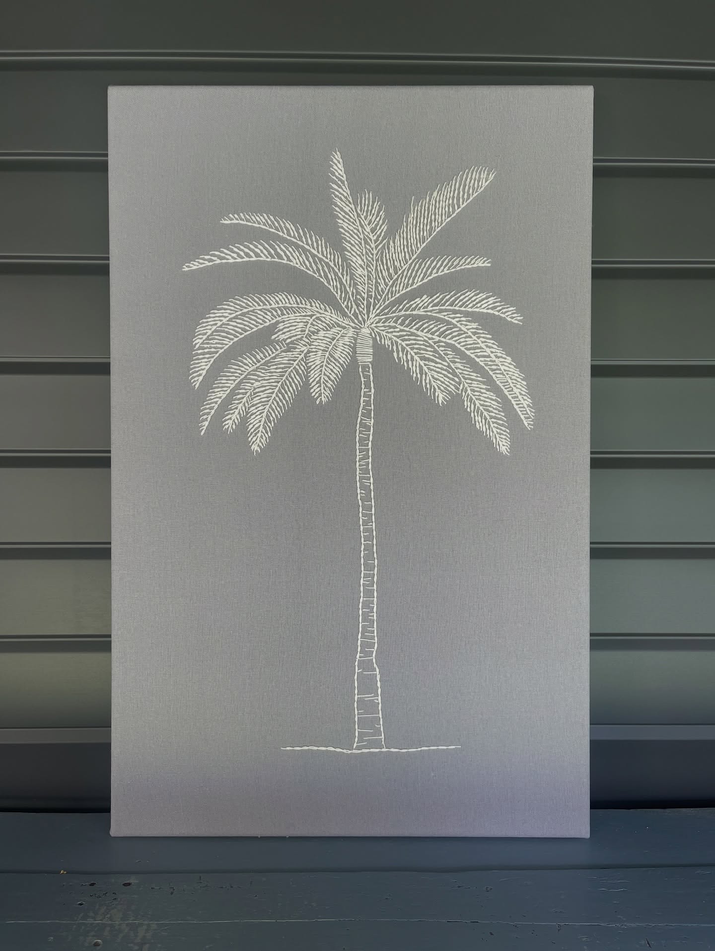 Sol, verano, calor… tiempo perfecto para estar en la terraza o en el quincho, un espacio para disfrutar en primavera y verano, esta palmera en lino gris y bordado crudo quería genial, que opinas?
#linonegro_home #palmera #decoración #quincho #decohome #decohogar #cuadrosdecorativos #cuadrosbordados