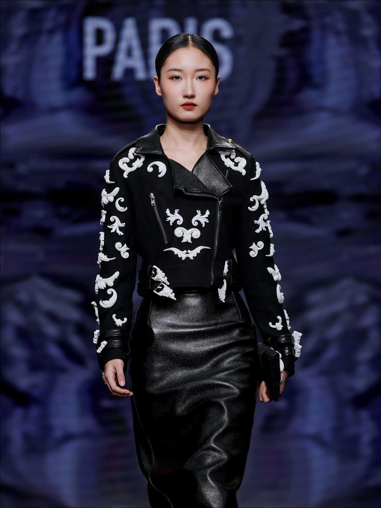 What an amazing experience in Keqiao, Shaoxing in China 🇨🇳✨❤️ #keqiaofashionweek
.
Thank you so much @agence_aube, Lin @lin_phot , Sonia and Ke for the invitation, but also for your kindness, excellence and professionalism 🤩 it was an honor to create a new collection with all the amazing fabrics from Chinese factories.
.
Thank you to my team for help me create this collection
I created a collection in one month with a new thematic : The illusion palace
Inspired by abandoned amusement parks and the world of the Hall of Mirrors, the Palais des Illusions collection explores the boundary between dream and distortion.
Silhouettes unfold like a gallery of fractured reflections: black-and-white checkerboards, baroque moldings, golden lines, cracked mirrors, and 3D textures intertwine in a play of shadow and light.
The garments shows the decadence of a ball frozen in time — between opulence and disarray.
Rigid corsets, sculptural jackets with horns, body-shaping jumpsuits, and metallic accessories give the illusion of a world where reality bends and transforms.
A duality runs through the collection — angel and demon, desire and purity, masquerade and truth.
Each piece acts as a distorting mirror, revealing the uncanny beauty of the illusions we choose to inhabit.
.
#fashion #china #keqiao #romainthevenin #fabulous #trip #designer #excellence