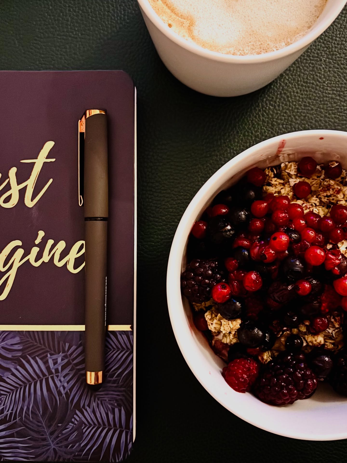 Meine Morgenroutine die mir gut tut💕
zuerst gibts Frühstück:
Müesli mit frischen und echten Zutaten 🍓 ohne Pülverli und Zusätze. Supplements die nicht fehlen dürfen, sind Omega3, Vitamin D3, Magnesium und Leber-Gallen-Tinktur - alles andere ist Zusatz und meist nicht nötig, da man so viel mit der richtigen Ernährung abdeckt 😉
Hafermilchcapuccino ☕️ weil ich ihn liebe!
Dazu journalen ✍️ positive Gedanken, Dankbarkeit und Visionen - für ein Mindset das wachst!
Dann mach ich mich frisch und bereit für den Tag 🧖🏻♀️ und bevor ich aus dem Haus gehe, ziehe ich eine Affirmationskarte (ab und zu auch 2 oder 3), benutze Öle und meditiere 8-12 Minuten (in der Stille oder geführt) 🙏🏾
Diese Zeit ist die kostbarste meines Tages, sie hält mich gesund und verbunden zu mir selbst! 💫 Dafür gehe ich gerne am Abend früher ins Bett, stehe dafür früher auf…
Ich kann es dir nur empfehlen🤩!