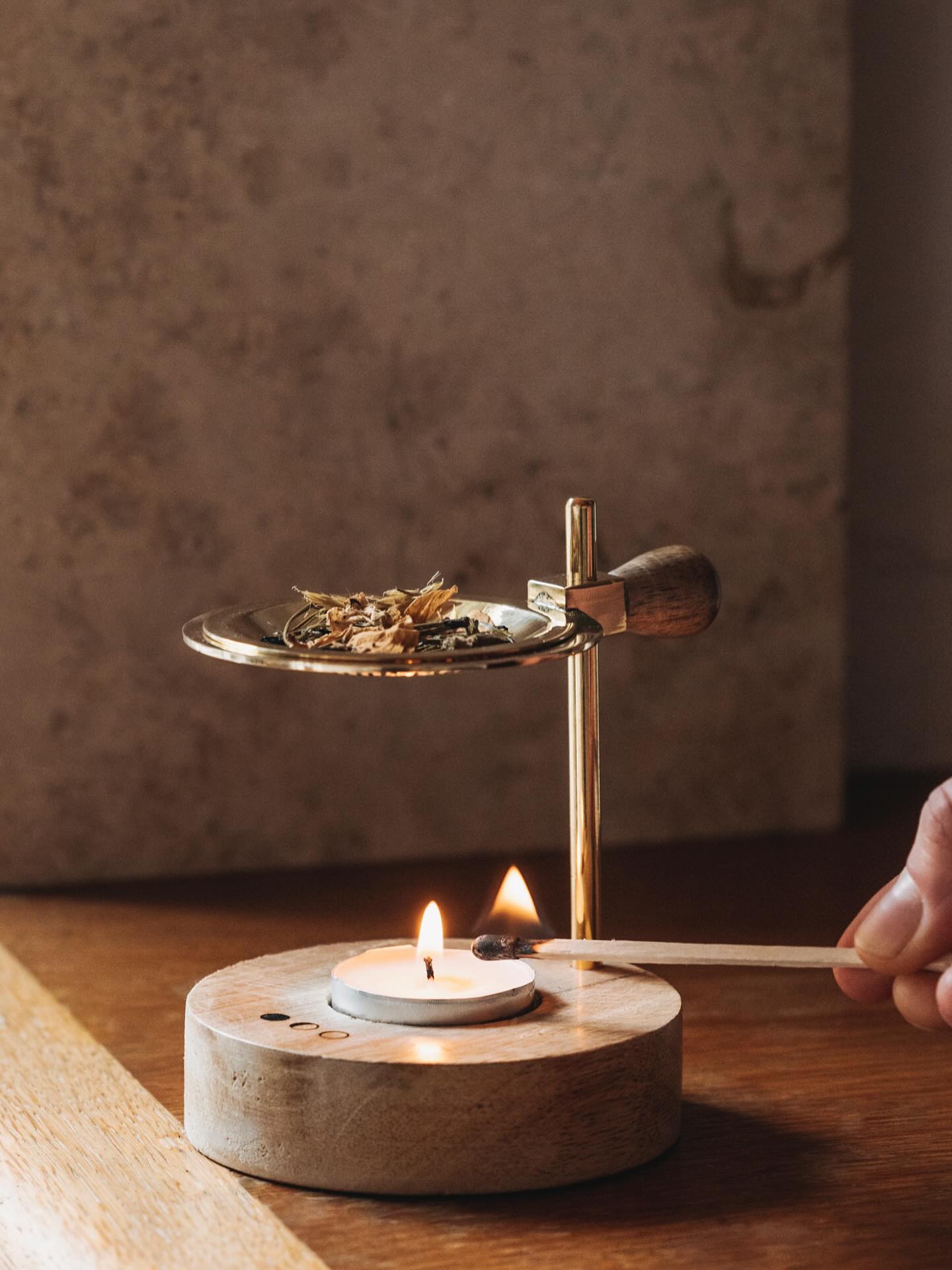 Räuchern in der VATA Zeit für Wärme & innere Ruhe
Die Tage werden immer kürzer und der Wind kälter, die Vata-Zeit ist in vollem Gange.
Jetzt sehnen sich Körper & Geist nach Erdung und Wärme. Räuchern ist ein uraltes Ritual zur natürlichen Raumbeduftung und energetischen Reinigung. Unsere VATA Räuchermischung vereint Eichenmoos, Fichte, Johanniskraut, Weihrauch und Zirbe und duftet wunderbar erdend und entspannend.
Für dein naturreines Ritual einfach eine kleine Menge auf dein Stövchen geben, tief durchatmen und zur Ruhe kommen.
• fördert innere Ruhe & Balance
• handgemacht in Vorarlberg
• ideal für Winterabende & die Vata-Jahreszeit.
Übrigens: unser Trio ist bald endlich komplett! In wenigen Tagen wird endlich die neue Kapha Räuchermischung im Shop erhältlich sein! Ein wunderbarer Mix voller Wärme und guter Laune zur Aufhellung der Atmosphäre, gegen Schwere und Dunkelheit 🧡
#yuayu #räuchern #vatazeit #ayurvedaritual #winterbalance #naturkosmetik #pflanzenkraft #handgemachtinösterreich #achtsamkeit #slowrituals