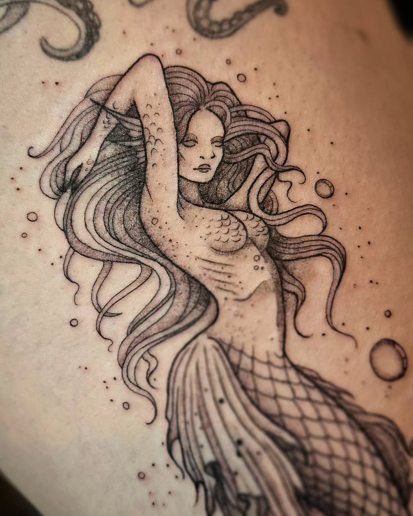 ð§ââïļ Siren added to Stephs leg today! Custom design from two image references she liked, loved designing, and tattooing this! Jellyfish next! ð
.
.
.
#tattoo #art #design #mermaid #sea #ocean #dark #siren #creature