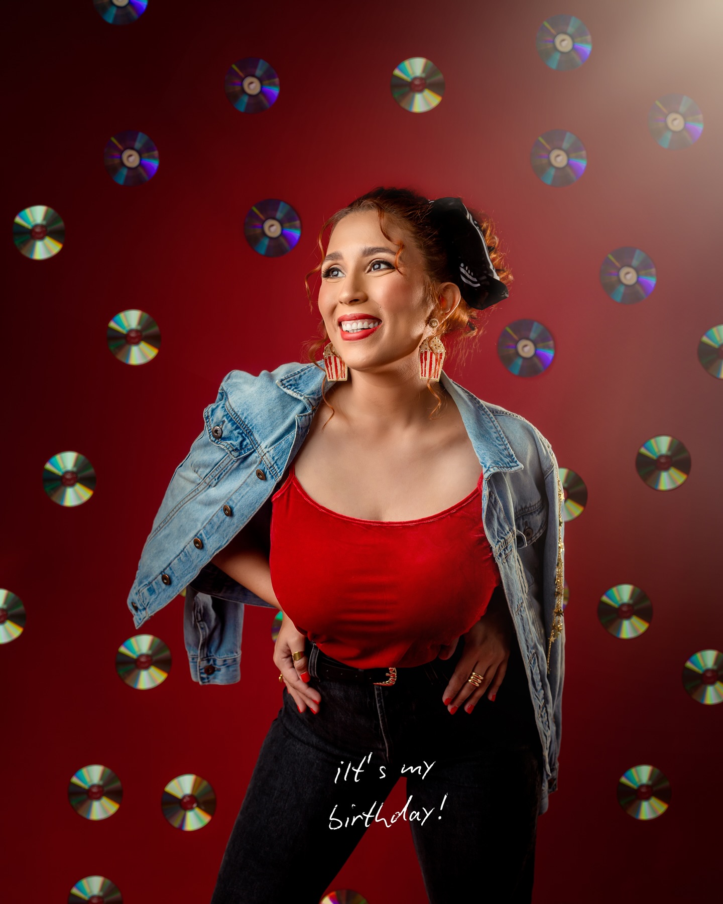 🎂 Born in 1986… 80s baby 🕺
Mucho que decir, pero todo se resume en agradecimiento: ⭐️⭐️ por cada año vivido, por cada experiencia y por cada momento, porque en cada uno he visto la bondad de Dios 🥰
🎈Celebro un año más, y mi anhelo es vivir cada día alegre, agradecida y confiada en que, si Dios está conmigo, tengo todo lo que necesito (y Él prometió que estaría conmigo así que, qué más puedo pedir 🫶🏻)
Gracias Jesús por un año más que se va, y gracias por uno nuevo que comienza. Que siempre pueda expresarte a Ti a través de todo lo que haga.
¡Feliz cumpleaños estilo 80s para mí!
Gracias @glowmuart por maquillarme, peinarme y aguantarme, y a @genesismcnulty por ayudarme en cada click. Eres una crack 💖💖
“He entendido que no hay para el hombre cosa mejor que alegrarse y hacer el bien mientras viva” Eclesiastés 3:12