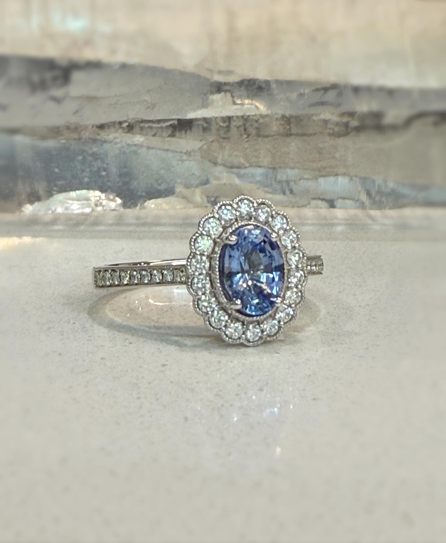 New sapphire halo beauty in stock 💙
#ceylonsapphire #sapphireanddiamondring #sapphirehaloring #statementring #newstock #leurajeweller #leuramall #finejewellery #manufacturingjeweller #ainsleyfinejewellery