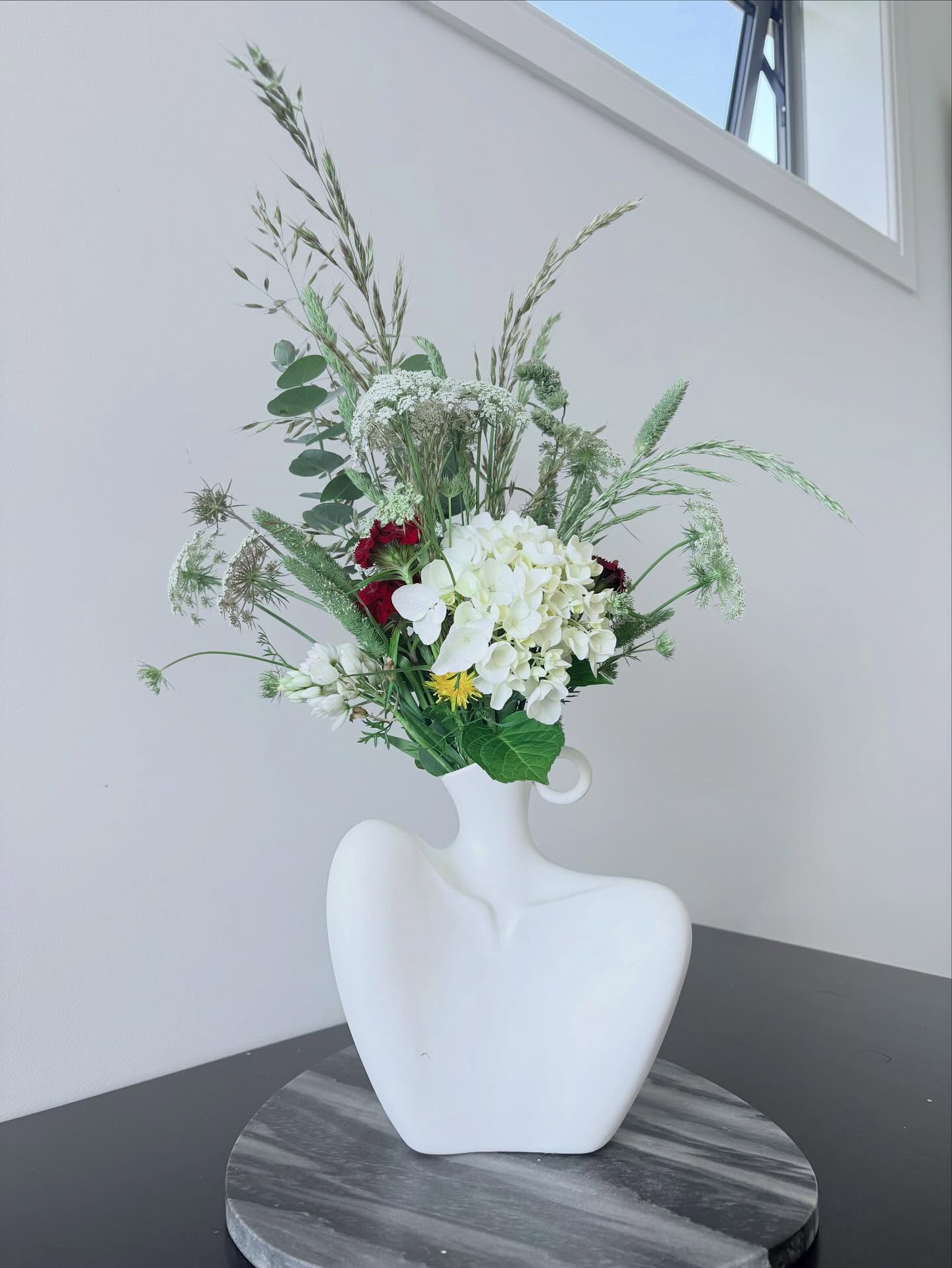Got home from a few days away and wanted some fresh flowers for inside… amazing what you can find in the garden! A beautiful vessel like this one from a dear neighbour makes all the difference too 💜🌸🌼
