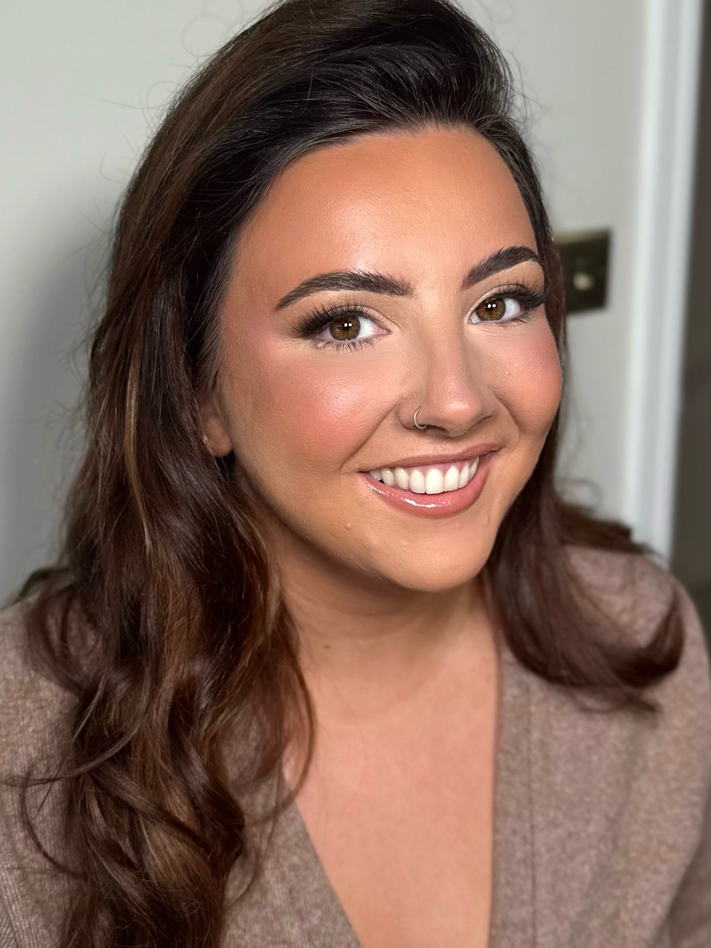 HOLLY🤍 Glam for the beautiful birthday girly and what a lovely catch up we had!! Holly knew what she wanted and was fabulous at also communicating that to me!! The brief was snatched, lifted contour and eye makeup, blushy (we both LOVE blush) and a lovely glow but not too glowy as we don’t want to be super shiny🪩✨
I love all aspects of makeup but oh how I do love a glam makeup!! That’s where it all started for me and theres nothing quite like still doing what took me all this way still 9 years later!!
Whilst my work is 90% bridal now but I will always make time for occasion glams where possible!! 🥰
The best way to enquire for an occasion makeup is to drop me a dm on here or email🤍
Using the new YSL all hours glow foundation and I think this is perfecttttt for dry to combo skin!! #gifted #prgifted #yslbeauty