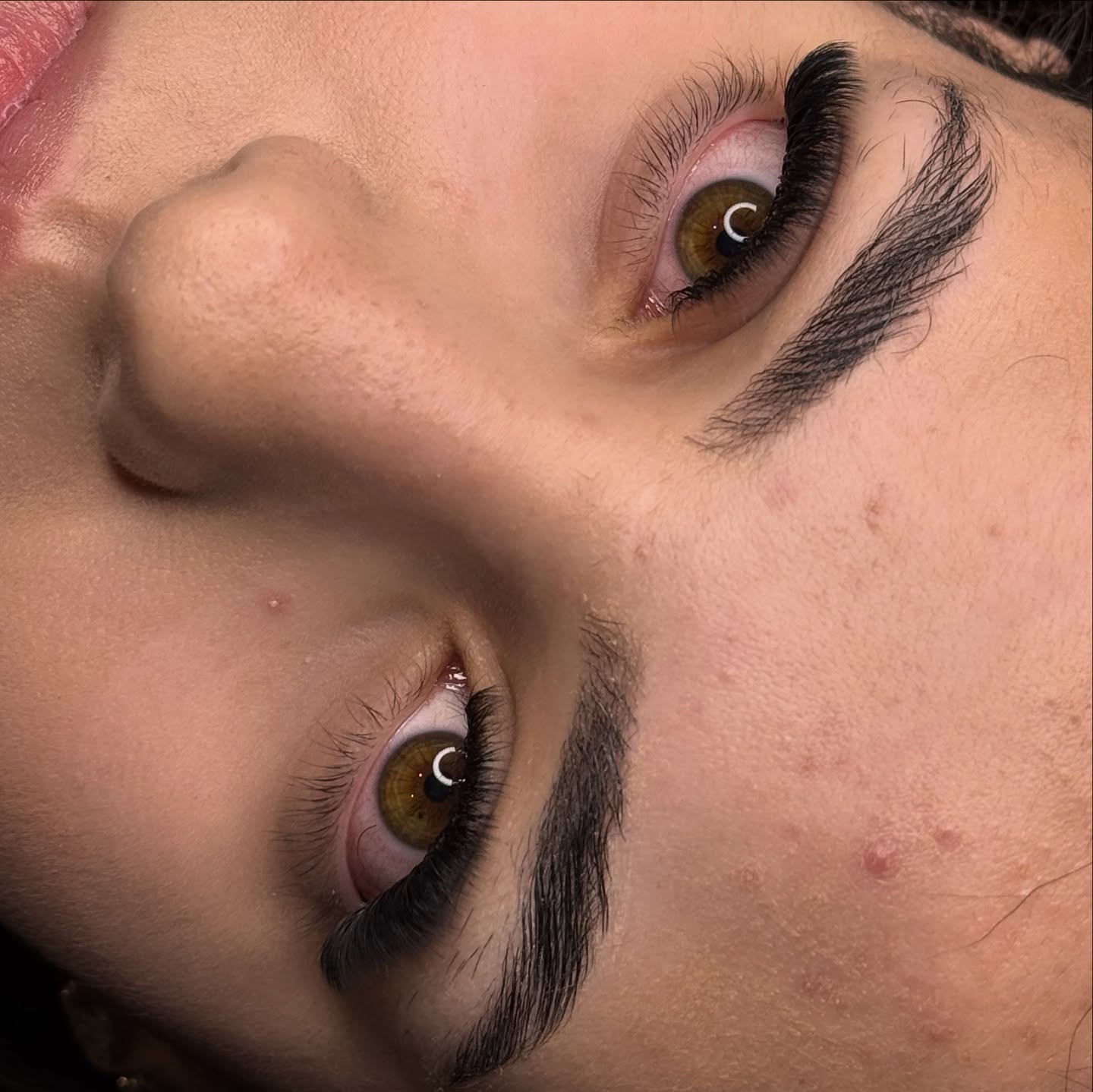 Le parfait équilibre entre volume et naturel 🤍
Avant / Après - volume russe petite taille. Pose réalisée avec les cils Sarah Cils
➡️ Tailles 8 à 11 mm – courbure C – épaisseur 0.05
Un rendu léger, doux, mais bien fourni 🫶🏼