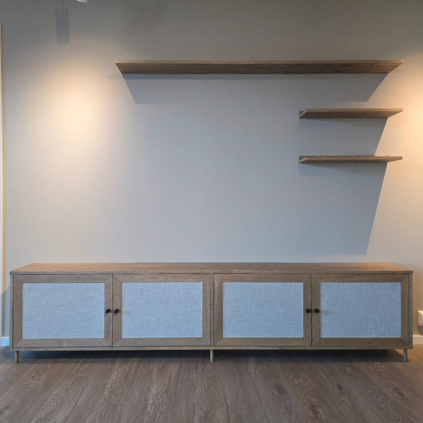 .
Tv-innredning laget i oljet eik med dører av eik og stoff.
Innredning er tegnet av @mjaasethmnil 🤩
.
.
.
.
#innredning #woodwork #stue #møbler #furniture