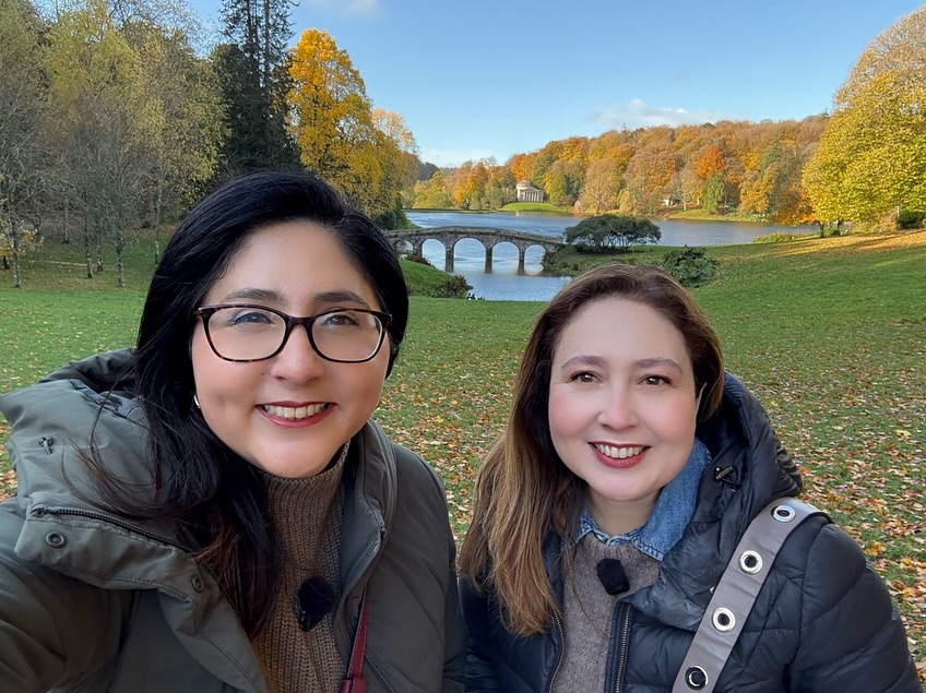 Parece filme mas é real! Um dos lugares mais encantadores da Inglaterra e palco de uma das cenas mais icônicas do cinema. 🇬🇧
Stourhead, o jardim de Orgulho e Preconceito, combina arte, natureza e história em uma paisagem que parece saída de um sonho.
Gravamos um vídeo especial mostrando os jardins, a mansão e os figurinos originais do filme.
O link para assistir ao tour completo no canal EmiLou Day by Day | Irmãs Viajantes esta na nossa bio.
#Stourhead #OrgulhoEPreconceito #JaneAusten #FilmesNaInglaterra #CulturaBritânica #RoteiroCultural #EmiLouDayByDay #IrmãsViajantes #InglaterraHistórica #viagemcomhistória