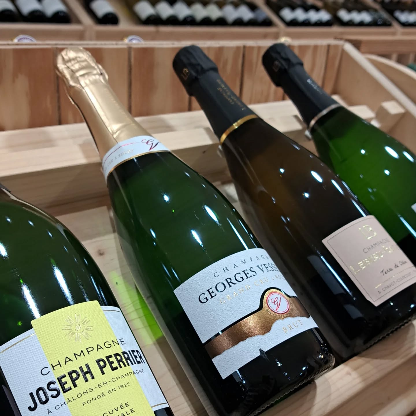 | Champagne |
Retrouvez en boutique notre sélection de Champagnes. Du Brut Tradition, au Blanc de Blancs en passant par le Champagne Rosé et le Grand Cru, vous trouverez de quoi ravir vos papilles 🥂
& des nouveautés arrivent... 😉✨️
Si vous voulez découvrir la gamme de manière ludique et plus approfondie, il reste quelques places à notre soirée dégustation Crémants & Champagnes le 28/11 🍾
#Champagne #caviste #saoneetloire