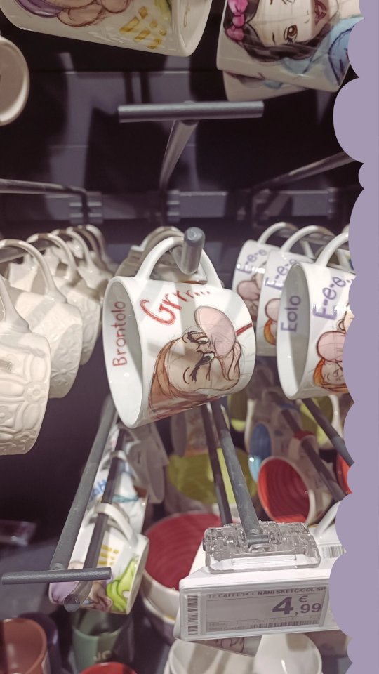 Forse abbiamo troppe tazzine.
Forse (non bastano mai 😂).
#divertirsimale #vitadacreativo #tazzinedacaffè #creatività #sketchcomici #barbero