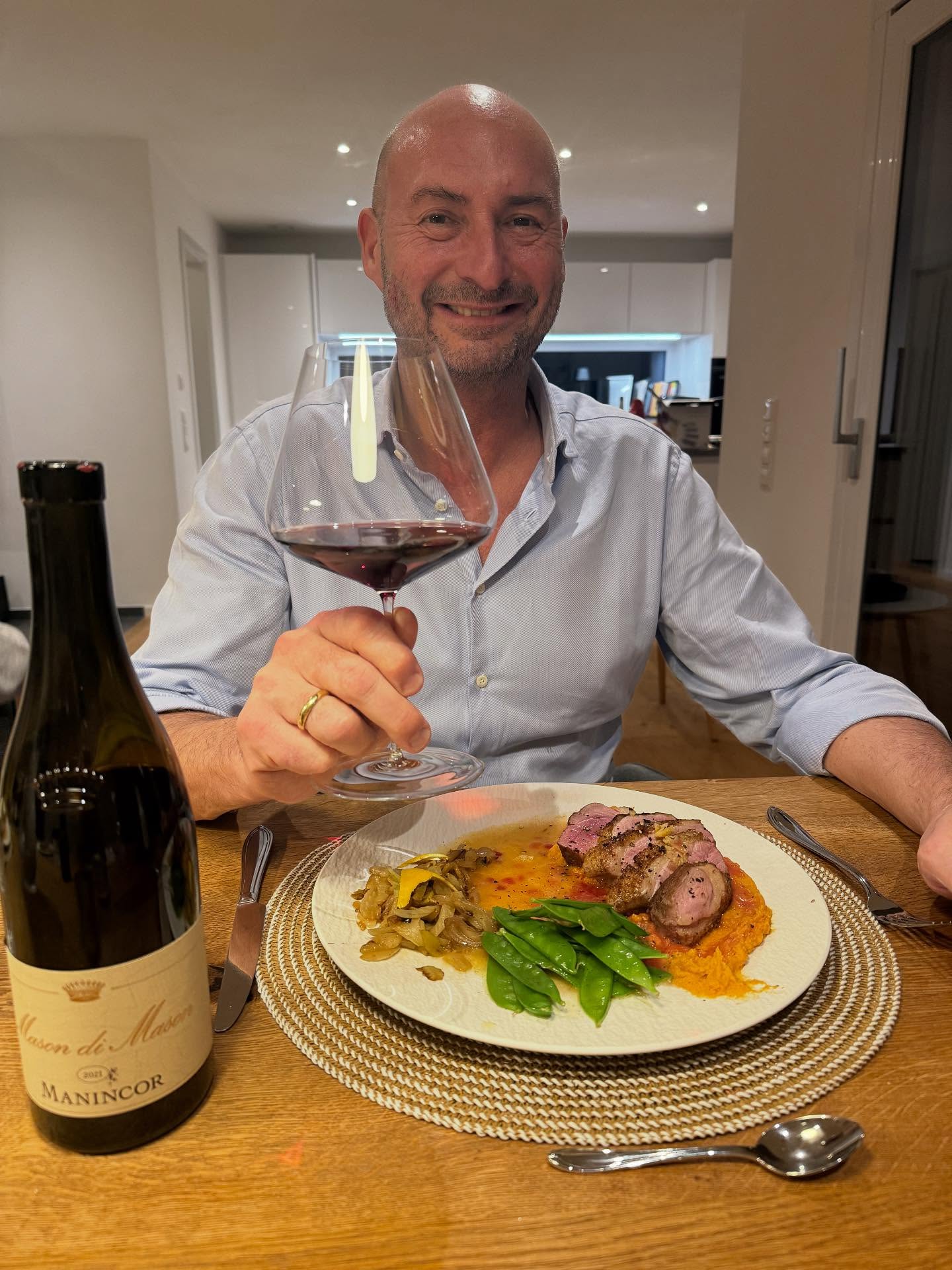 Mein Mann @drmed.thomasloeffler ist gerade beruflich sehr eingespannt, also musste ich ihn kulinarisch nach Hause locken😉👩🏽🍳 #wifegoals
Zitronen-Ricotta-Ravioli mit Mohnbutter
🍷 Gut Hermannsberg GG 2018
Gebratene Entenbrust auf Süßkartoffelpüree mit Nussbutter, begleitet von einer Orangen-Ingwer-Sauce, Fenchelgemüse und Zuckerschoten in Vanillebutter
🍷Mason di Mason 2021- Manincor
Orangen-Vanille-Panna Cotta