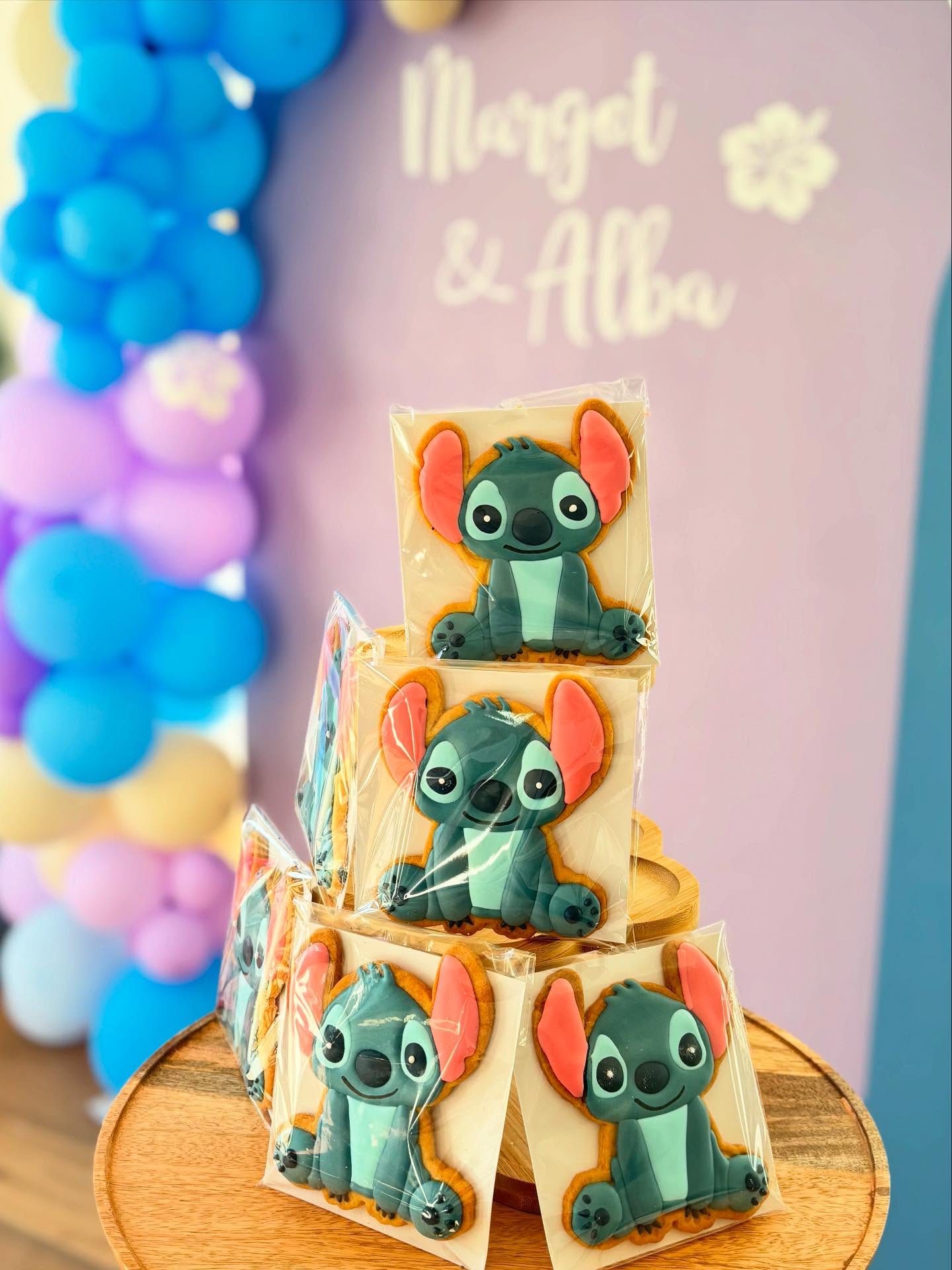 JALMA’Event ✨ A N N I V E R S A I R E ✨
Les petits détails font toute la différence ✨
Pour l’anniversaire d’Alba & Margot j’ai fait appel à @les.sucreries.de.locmi
En plus d’être tout simplement sublimes, ces petits gâteaux personnalisés sont délicieux.
@les.sucreries.de.locmi s’adapte à tous vos événements en réalisant des sablés décorés sur mesure.
Foncez la contacter !!!
#anniversaire #event #jalmaevent #balloons #stitch #birthdayevent #organisation #eventpreneur