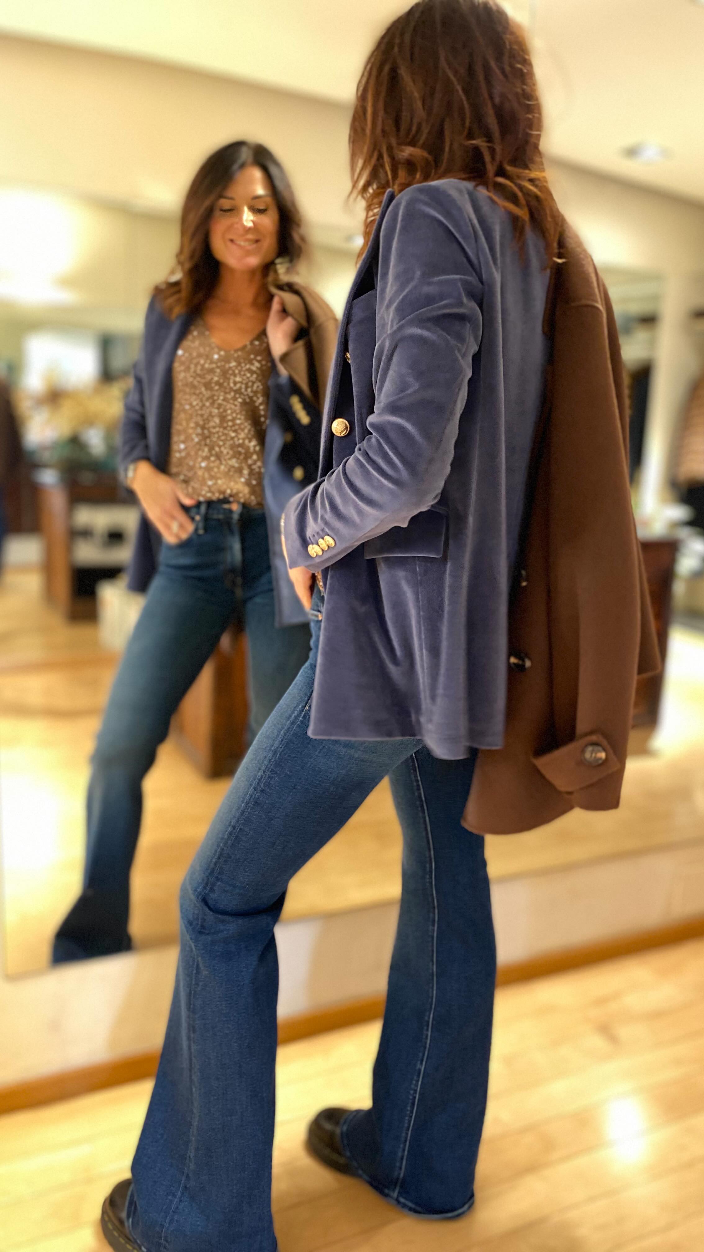 Ragazze, vi piace questo outfit?
A me tantissimo!
Caban @anfiny.official €559
Giacca @circolo_1901 €398 (40 e 42)
Top @weekendmaxmara €169
Jeans @mother €375
#atelier51 #bogliasco #abbigliamentodonna #outfitdujour #altamoda