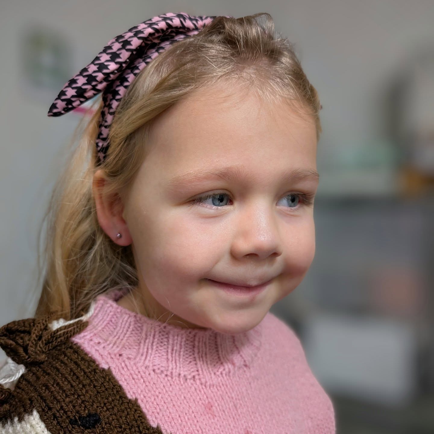 En stolt Hanna som visar upp sina nytagna hĂ„l i öronen . đ©·
#öronpiercing #hÄlmednÄlsÄklart
#earpiercings #nopiercinggun
#evilwomanbodypiercing by @ulrikaluckabauer
#piercersinceyear2000