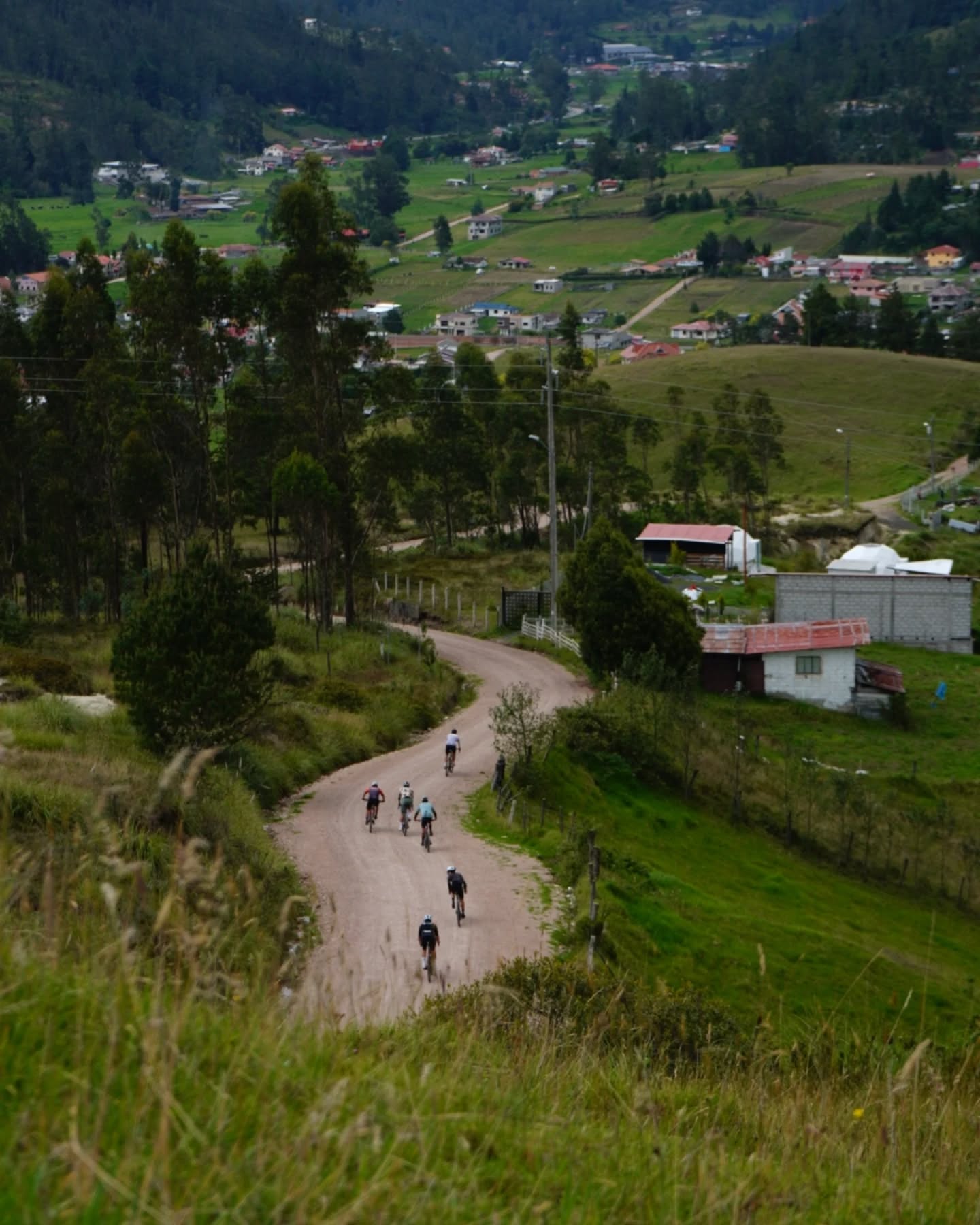 ¿Cuáles son los principales puntos del Reglamento del Gravel Fest?
Este reglamento es muy similar al de las carreras Gravel más importantes del mundo como la Traka:
a. Respeto al medioambiente
i. No dejar residuos.
ii. Se requiere un comportamiento de respeto a la flora, fauna, entorno natural, y habitantes de la zona.
b. Responsabilidad y seguridad del participante
i. Es obligación de cada participante cargar con su propia seguridad, entender que es un evento largo con zonas de difícil acceso y que la asistencia no siempre será inmediata.
ii. Uso de casco obligatorio durante toda la carrera.
iii. Placa de competición debe ser visible en todo momento.
c. Asistencia
i. Solo se permite asistencia externa en el punto de abasto neutral.
ii. En estas zona, pueden asistir máximo dos personas acreditadas por cada corredor.
iii. Está prohibido recibir ayuda mecánica o de alimentación fuera de las zonas permitidas.
d. DRAFTING (ir a rueda)
i. Se permite el drafting solo entre participantes.
e. No se permite ser empujado, propulsado o jalado.
f. Navegación del recorrido
i. La ruta no está marcada físicamente, los participantes deben seguir el track GPS oficial.
ii. Si se sale del recorrido, es obligatorio volver al punto exacto por donde se abandonó la ruta.
iii. Secciones están abiertas al tráfico: los corredores deben obedecer las normas de tráfico locales.
iv. No pueden usarse motocicletas como referencia para navegación ni para “guiar” corredores.
g. Equipamiento obligatorio
i. Tener un dispositivo GPS con la ruta cargada es obligatorio para todos los participantes.
ii. Es obligatorio llevar protección para lluvia y bajas temperaturas.
h. Conducta y ética
i. Se promueve un código de conducta basado en el respeto, compañerismo y responsabilidad durante todo el evento.
k. Seguro y responsabilidad
i. Todos los participantes deben tener un seguro válido que cubra su participación en la prueba.
ii. Los corredores deben firmar un descargo de responsabilidad al inscribirse, aceptando los riesgos de participar en un entorno exigente, autoabastecido, y con tráfico abierto.