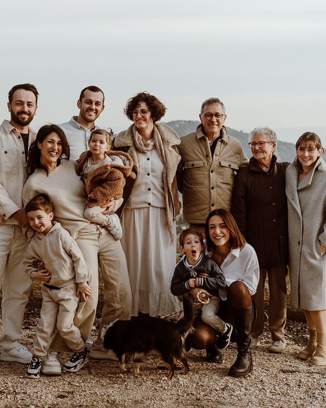 Quand les racines et les souvenirs se retrouvent à Suzette 🫶🏼
Suzette, c’est ce petit village provençal où tout semble ralentir 🌿
Ce jour-là, quatre générations se sont retrouvées là-bas, au cœur du village de la grand-mère. Des rires, des regards complices, et cette tendresse qui traverse les âges… ✨
J’ai adoré immortaliser cette belle complicité familiale, ce moment suspendu entre passé et présent 💛
Parce qu’une séance photo, ce n’est pas juste des images — c’est une trace de ce qu’on veut garder, transmettre, raconter. 🎞️
📅 Envie d’une séance famille qui vous ressemble, en extérieur ou en studio ? Mes créneaux sont ouverts pour immortaliser vos plus beaux moments.
📸 Camille Meffre — Capturer vos souvenirs de famille
📍 Vaucluse, Provence & partout où vous m’emmènerez
🌸 Contact & infos en bio
👩🏼💻 Community Management by @lepicurienneenprovence
#family #familytime #photography #photographer #shooting #exterior #provence #vaucluse #provencealpescotedazur #suzette #france