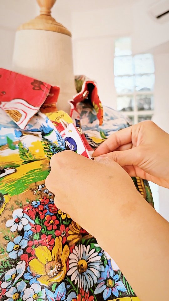 Loving the vibrant colours and stories in each panel ❤️
#MakennaStudio #teatowelshirt