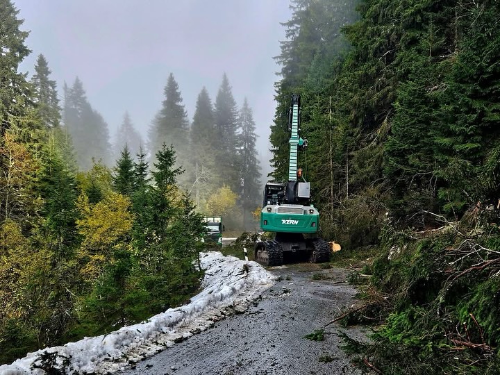 Strassenholzerei Berghaus Gantrisch#gantrischgebiet #woodworking#waldarbeit#forestmachineoperatorjobs#forestryharvester#forestworker#raupenharvester#volvo#volvofh#volvofm#skidder#strassenholzerei#atlaskernkönigstiger#hsm805hd#schlepper#forstwirtschaft