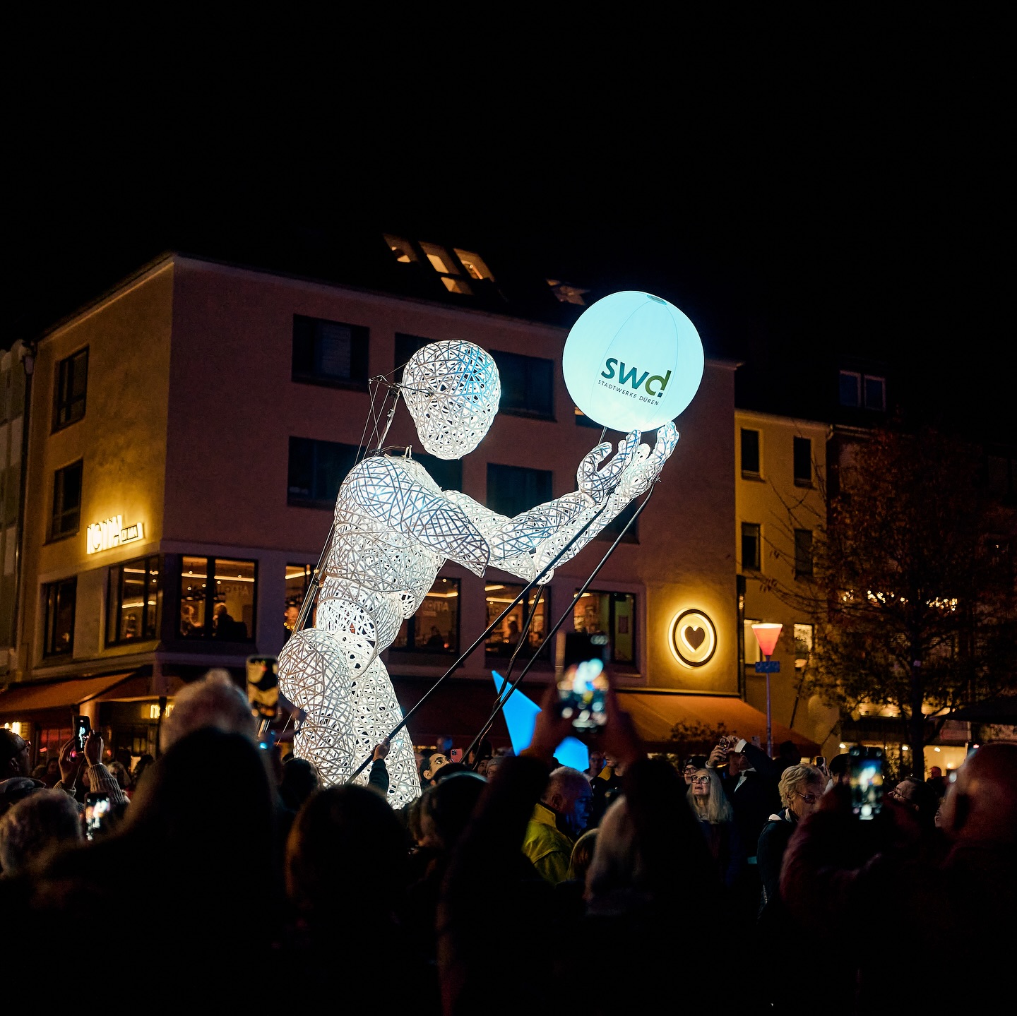 #throwback DÜREN LEUCHTET 2025 🤩🎆
-
Die Innenstadt hat an diesem Abend in tausend Farben geleuchtet – voller Lichter, Musik, Begegnungen und staunender Gesichter. Von der Gänsehaut beim Eröffnungsfeuerwerk am Rathaus bis zu den zahlreichen Lichtinstallationen und Shows in der Innenstadt: Düren hat gezeigt, wie lebendig und herzlich unsere Stadt ist. 💛
Wir freuen uns jetzt schon auf das nächste Jahr!
Fotos: ©Stadt Düren
@skdueren @stadtdueren @stadtcenterdueren @autohausrudolfsazma @duerener_service_betrieb @galeria.de.official @stadtwerke_dueren_swd @fassbendermarx @jd_photoart @windn_gmbh