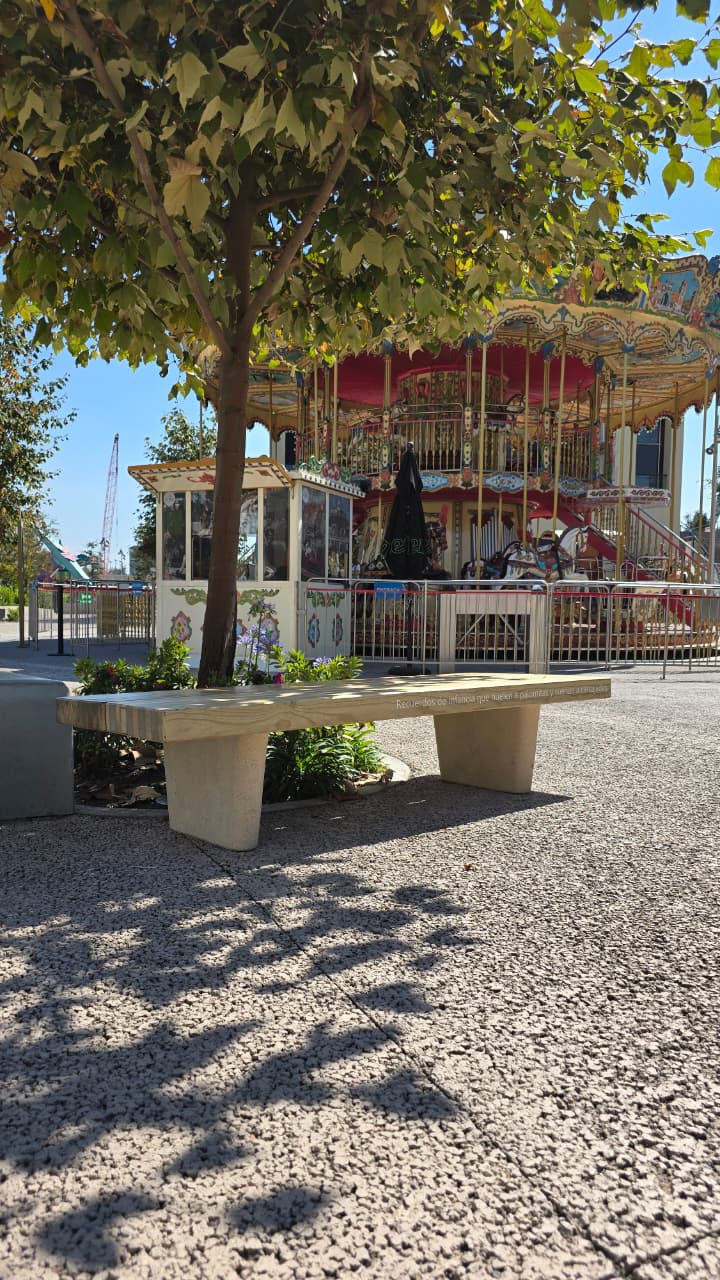 De los gritos y la adrenalina... a un lugar para descansar y recordar 💭🎢
En @spk.mx, junto con @z_da , @arielrojo , @prefabricadosrogusa y @aztlan.feriadechapultepec transformamos la madera de la Montaña Rusa en bancas llenas de historia 🌳
Ve a descubrir las frases y dinos cual fue tu favorita 👇🏽🤩