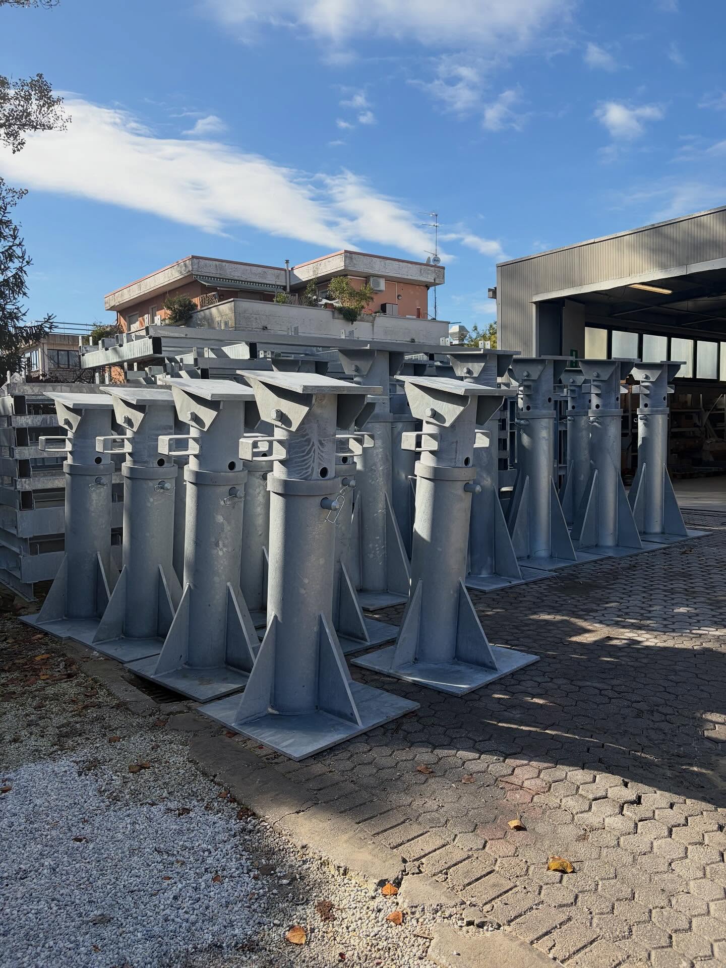 BOAT STANDS HEAVY SERIES: telescopic, hot galvanized, available in 4 differents capacities and each capacity can be realized in 4 different height to hug perfectly every vessel 🚢