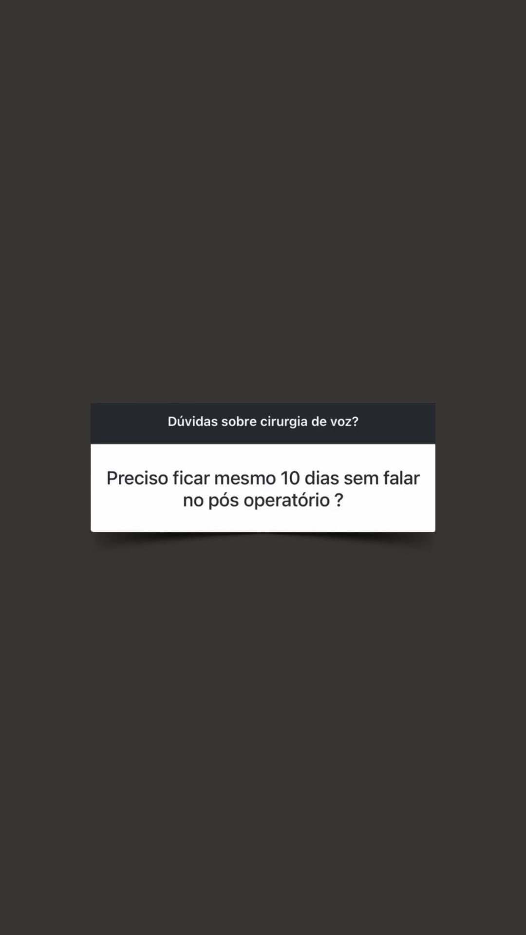 Não é necessário ficar tantos dias sem falar após a maioria dos procedimentos de voz. Inclusive, já sabemos que um retorno precoce ao uso vocal orientado costuma trazer resultados melhores do que longos períodos de silêncio absoluto.
Mas existem exceções. Algumas cirurgias realmente exigem um tempo maior de repouso vocal, como é o caso da glotoplastia de Wendler.
Por isso, cada caso precisa ser avaliado individualmente para definir o tempo ideal de descanso e a melhor forma de retornar à voz com segurança.
