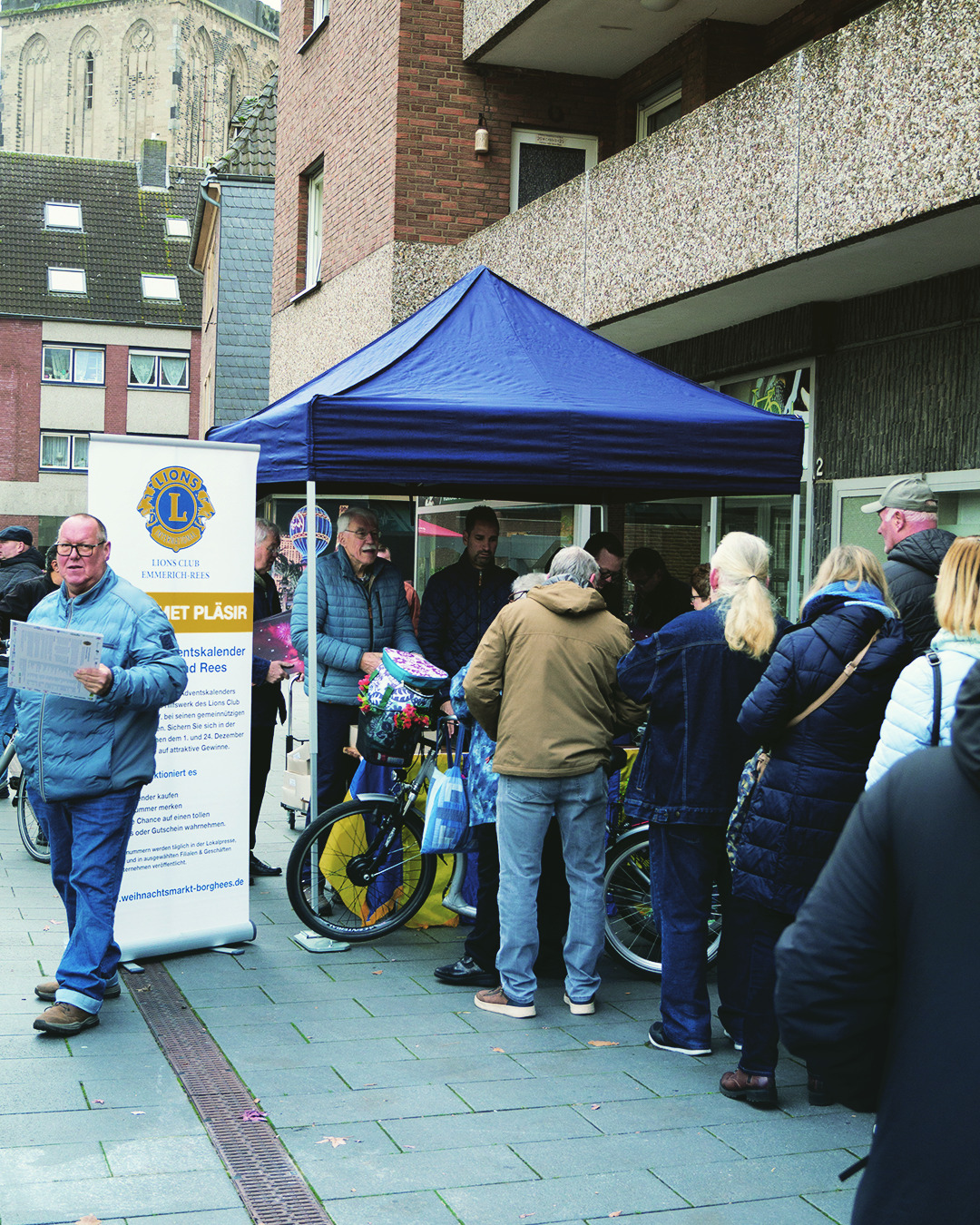 Beim Adventskalenderverkauf am vergangenen Samstag auf den Wochenmärkten in Emmerich und Rees gab es wieder einmal lange Schlangen. In nicht einmal einer halben Stunde waren insgesamt über 4000 Kalender ausverkauft. Das ist auf der einen Seite natürlich wieder ein Riesenerfolg und macht uns sehr glücklich. Auf der anderen Seite konnte leider nicht jede und nicht jeder, die sich angestellt hatten mit einem Kalender nach Hause gehen. Das finden wir natürlich ausgesprochen bedauerlich und planen bereits, die Abgebemenge pro Person im nächsten Jahr weiter zu reduzieren.
Allen, die einen Kalender ergattern konnten wünschen wir viel Spass und ganz viel Erfolg bei den diesjährigen Verlosungen und auch jetzt schon einmal eine schöne und besinnliche Adventszeit!
#lions #adventskalender #lcemmerichrees #emmerich #rees