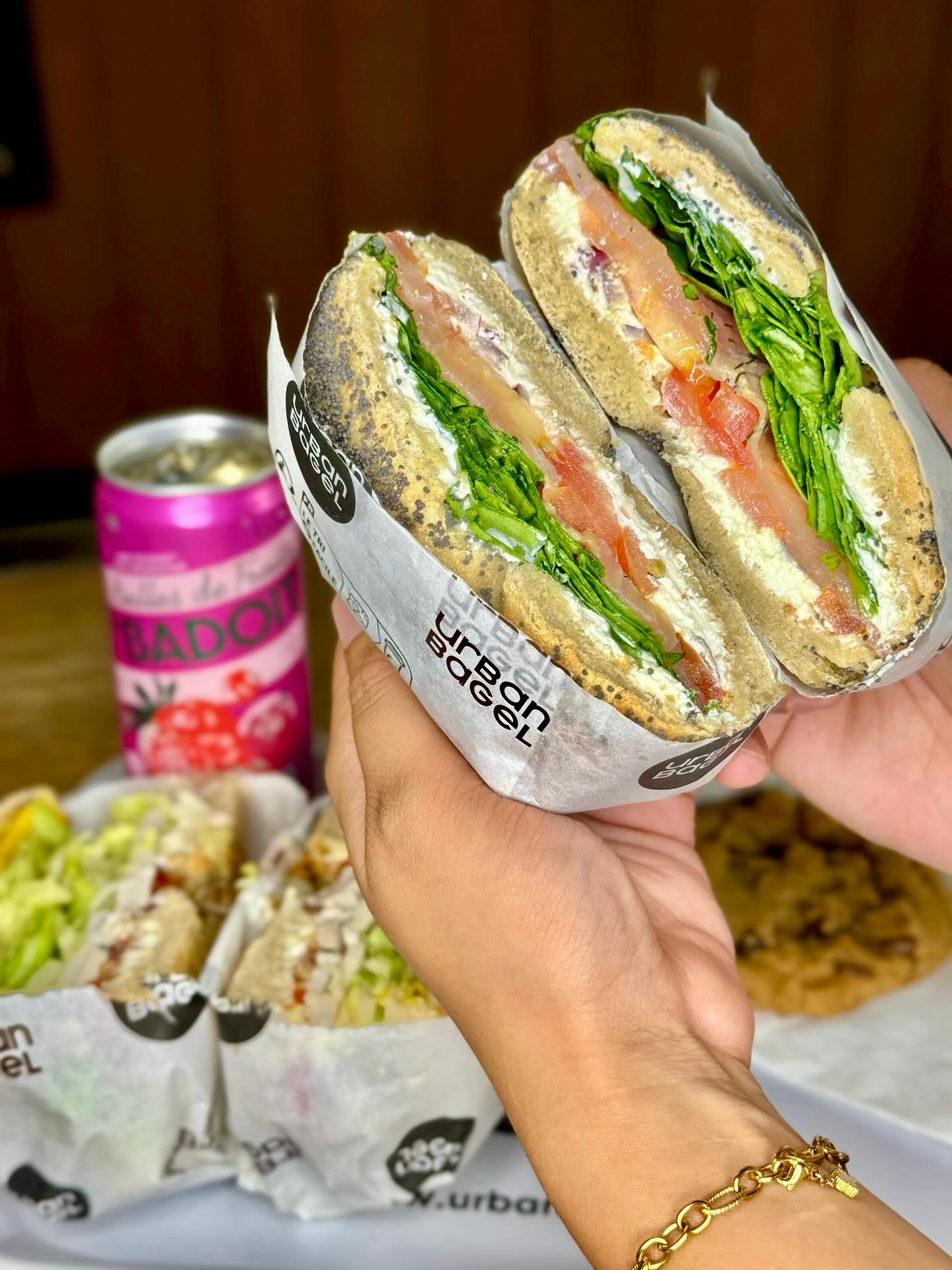 Team Saumon 🧡 ou Team Poulet 🤍 ?
Deux recettes iconiques, un seul objectif : vous régaler.
Pain artisanal, produits frais et tout le savoir-faire Urban Bagel 🥯
📍 Urban Bagel — 21 Rue Maurice Bokanowski, Asnières Sur Seine
🚗 Commandez sur Uber Eats ou passez directement en boutique