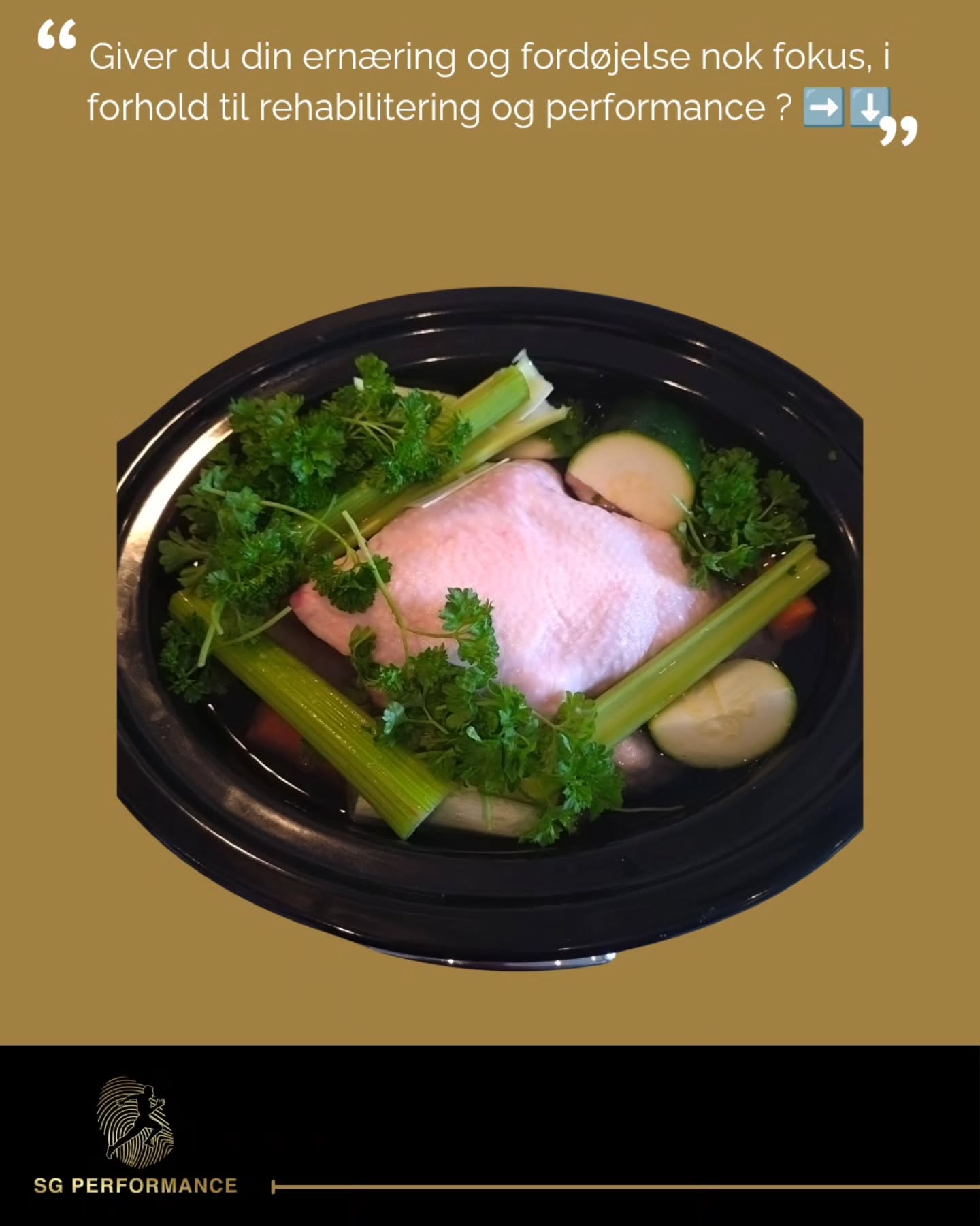 🥦 Bliver vi til det, vi spiser – eller det, vi fordøjer?
Taler vi om rehabilitering og performance, er der ingen vej udenom ernæring og fordøjelse.
Hvordan, hvad og hvornår du vælger at nære din krop, er nogle af de vigtigste byggesten !
De sidste uger i min egen proces har jeg ikke ændret meget – jeg har blot tilpasset og bevidstgjort det, jeg ved virker.
🥥 Hydrering
Jeg drikker 2,5–3 liter filtreret vand dagligt, samt bruger havsalt og frugt.
Vand handler ikke kun om at slukke tørsten, men om at holde kredsløb, led og celler i balance 💧
Når kroppen er hydreret, er nervesystemet mere reguleret, og musklerne arbejder lettere med.
🍲 Bone broth – flydende lednæring
Bone broth er blevet en fast del af min ugentlige rytme.
Jeg koger det selv, i forskellige varianter, som giver super lækkre supper.
Det indeholder en masse collagen, glycin, prolin og glutamin, som understøtter brusk, bindevæv og tarmens slimhinde.
Kort sagt: det giver kroppen de råmaterialer, den skal bruge for at reparere sig selv indefra 🦴✨
🥩 Kvalitet frem for kvantitet
Jeg spiser efter min metaboliske profil og vælger råvarer, min krop trives med:
Gode fedtstoffer, protein, frisk grønt og frugt – altid i høj kvalitet.
Når kroppen får det, den har brug for, falder inflammation, og fordøjelsen begynder at samarbejde i stedet for at kæmpe.
⏱ Rytme og stabilitet
Jeg holder mig til tre hovedmåltider om dagen og små snacks, hvis behovet er der.
Desuden har jeg fokus på, ro omkring maden.
Mit nervesystem må gerne forstå vi er i "rest-digest"
💊 Tilskud med omtanke
Jeg bruger få, men nøje udvalgte: kollagen, magnesium, omega-3, D-vitamin, kreatin og lidt kurkuma.
De støtter celleenergi, vævsopbygning og dæmper inflammation – præcis det kroppen har brug for, når den genopbygger sig selv.
Det handler ikke om at spise perfekt, men om at nære bevidst 🌿
For mig fungerer 80/20-reglen rigtig godt – der er plads til nydelse og ro, uden at slippe de gode vaner.
Når du forstår, hvordan mad påvirker dit system, bliver ernæring en del af din behandling.
#performance #rehabilitation #nervesystemet #smertefri #ernæring #fordøjelse #blodsukker #metabolisme #viralpost #balance