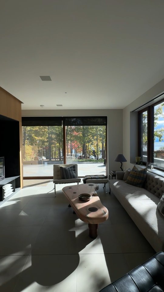 The guest house shades glide almost silently, giving control over light and privacy at the touch of a button.
Builder: Sawteeth Carpentry
Architecture and Design: @truexCullins
Landscape: @wagnerhodgson
Fenestrations: @northeasttradeservices
Windows and doors: @makrowin_eu
Siding: @deltamillworks
#sawteethcarpentry #guesthouse #adirondackbuilds #essexny #craftsmanshipmatters #behindthebuild #customhomes #buildingprogress