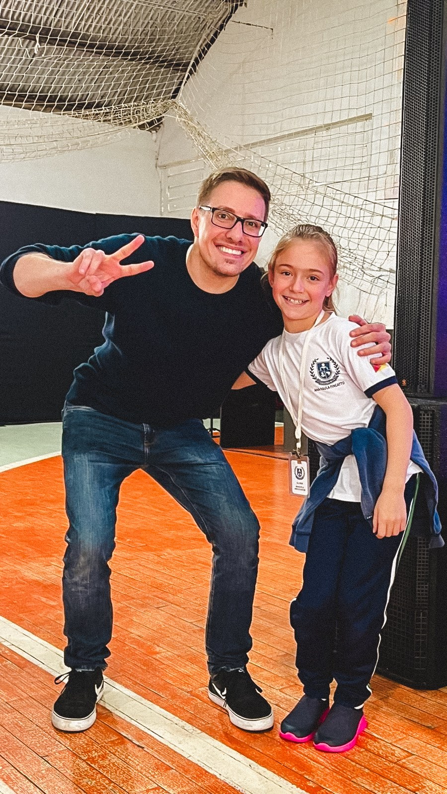 Na Feira do Livro de Casca, me perguntaram se eu sabia dar mortal. Disse que não.
Mas uma estrelinha? Ah, essa eu tentei — e a galera foi à loucura.
Às vezes, basta se arriscar um pouquinho pra fazer o dia brilhar. 🌟📚