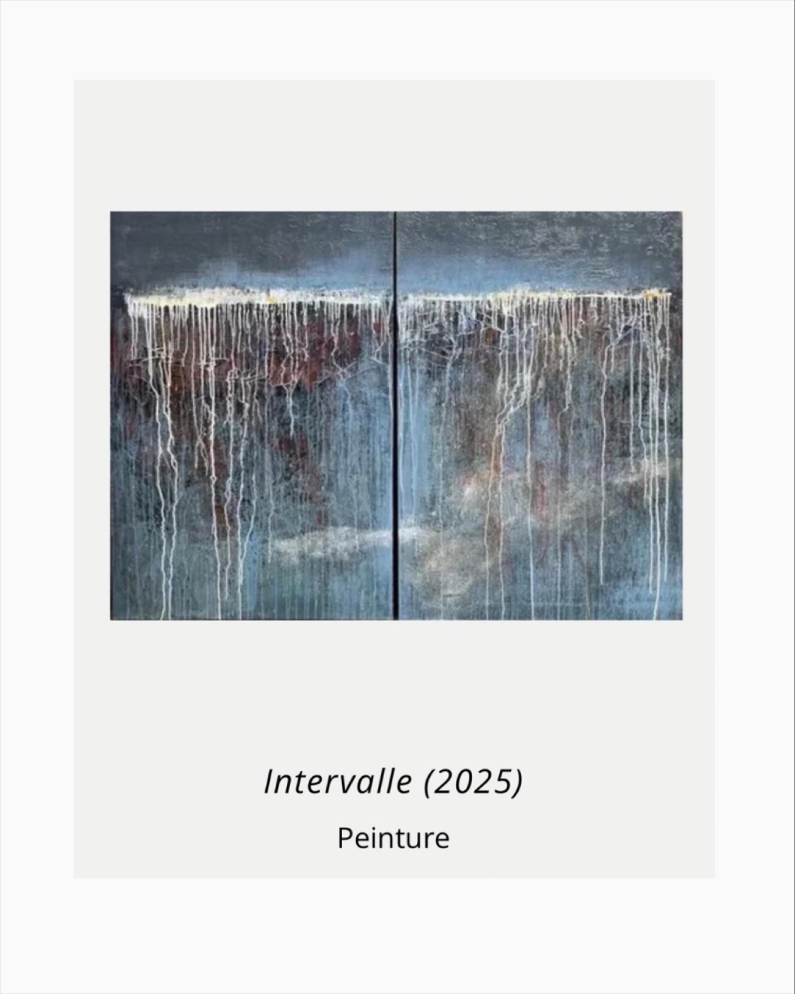 Intervalle, diptyque 130 x 178 cm - 2025
Œuvre exposée à la @fondationtaylor
Dans cet œuvre, la pluie devient rythme, la matière se fait silence. « Intervalle » évoque un entre deux vibrant: entre deux gestes deux états, deux souffles. Parce que coulures verticale et sa palette contenue, le diptyque ouvre un espace abstrait qui laisse la place à la contemplation. La lumière se faufile à travers les densité, créant un champ visuel à la frontière de l’abstraction et de l’intime.
#contemporaryartwork #abstract#nature#blue#@bamgallery31#painting#maryamshams_artiste #artlovers#artprice #artsper #artsy