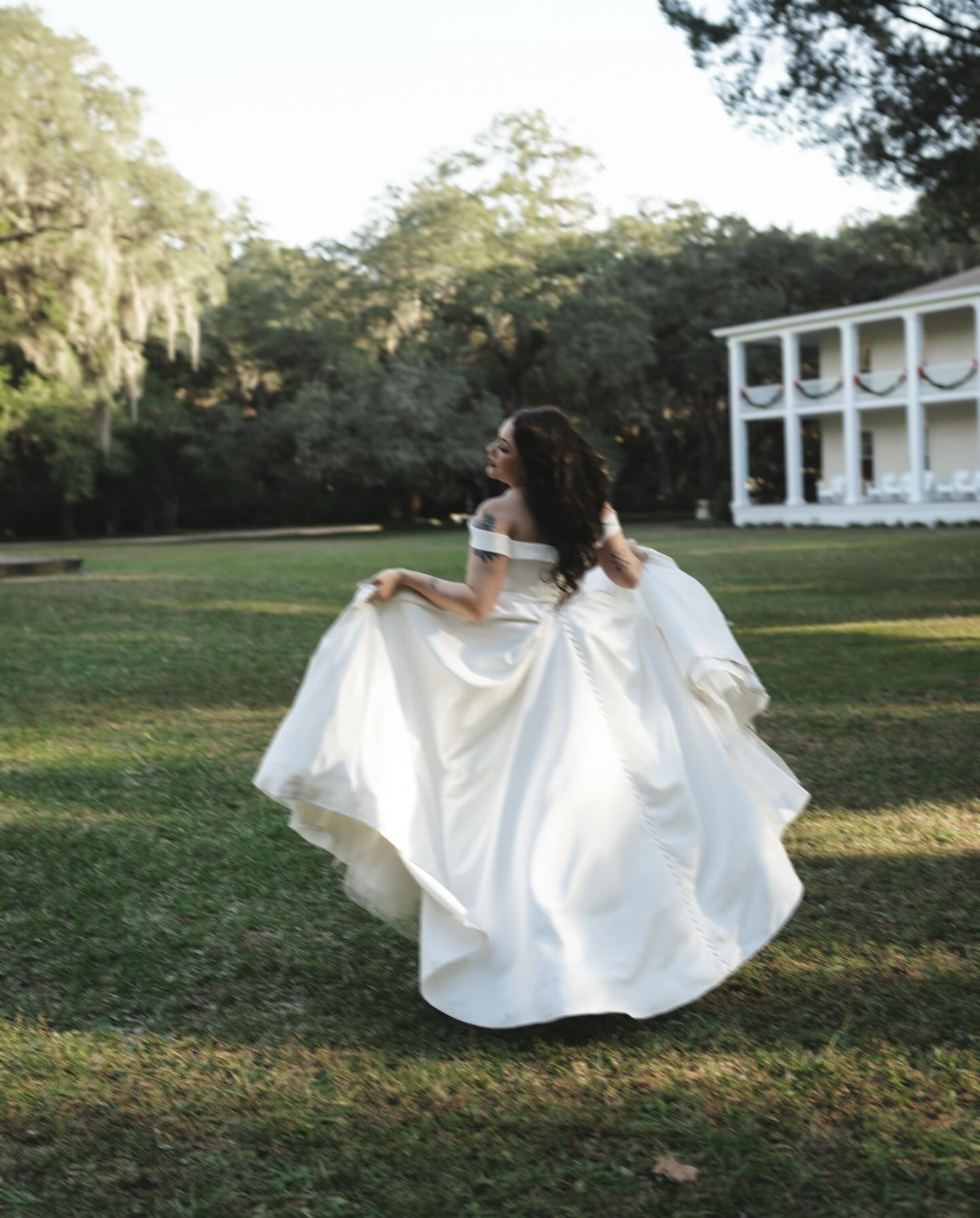 I just needed to add this photo to my feed asap because Morgan was the most stunning bride and we had an absolute blast running through the gardens getting these shots! What a beautiful day and can’t wait to share more soon 🫶🏼
#wedding #floridawedding #weddingphotographer #floridaweddingphotographer #travelweddingphotographer #pensacolaphotographer #santarosaphotographer #santarosabeachflorida #edengardens #photographer #bride #alynnephotos #alynnephotography