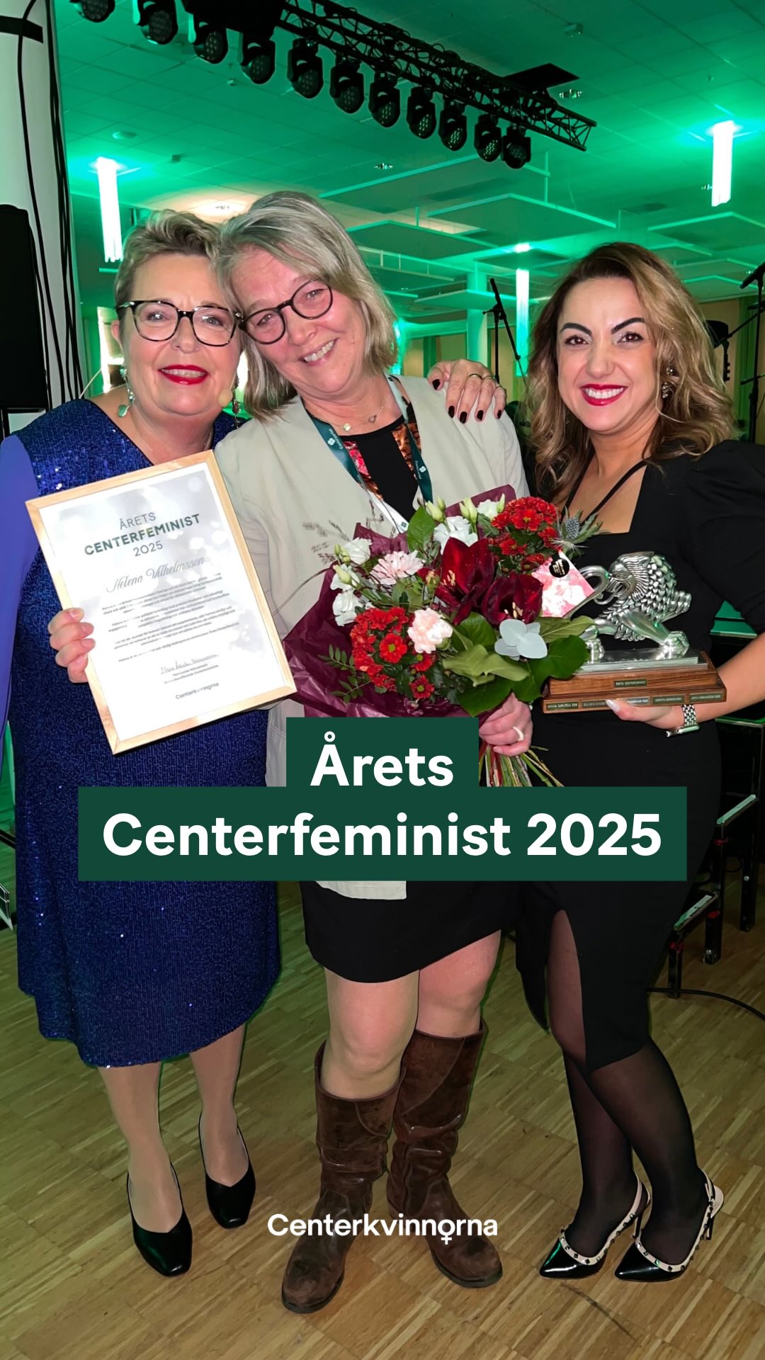 Helena Vilhelmsson är Årets Centerfeminist 2025! 🎉🍾✨
Helena är riksdagsledamoten från Örebro län som arbetar oförtrutet för kvinnors frihet. Hon kombinerar politiskt ledarskap med praktisk förståelse och mänskligt engagemang. Helena har för sina gärningar blivit känd långt utanför Centerpartiets gränser och inom kvinnorörelsen i Sverige. Hon är en stark röst för hur samhället ska skydda våldsutsatta och gömda kvinnor. 💚