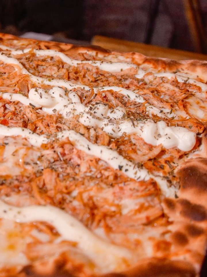 Um clima perfeito para uma pizza quentinha, boa companhia e o som acolhedor do piano ao vivo🍷🎹