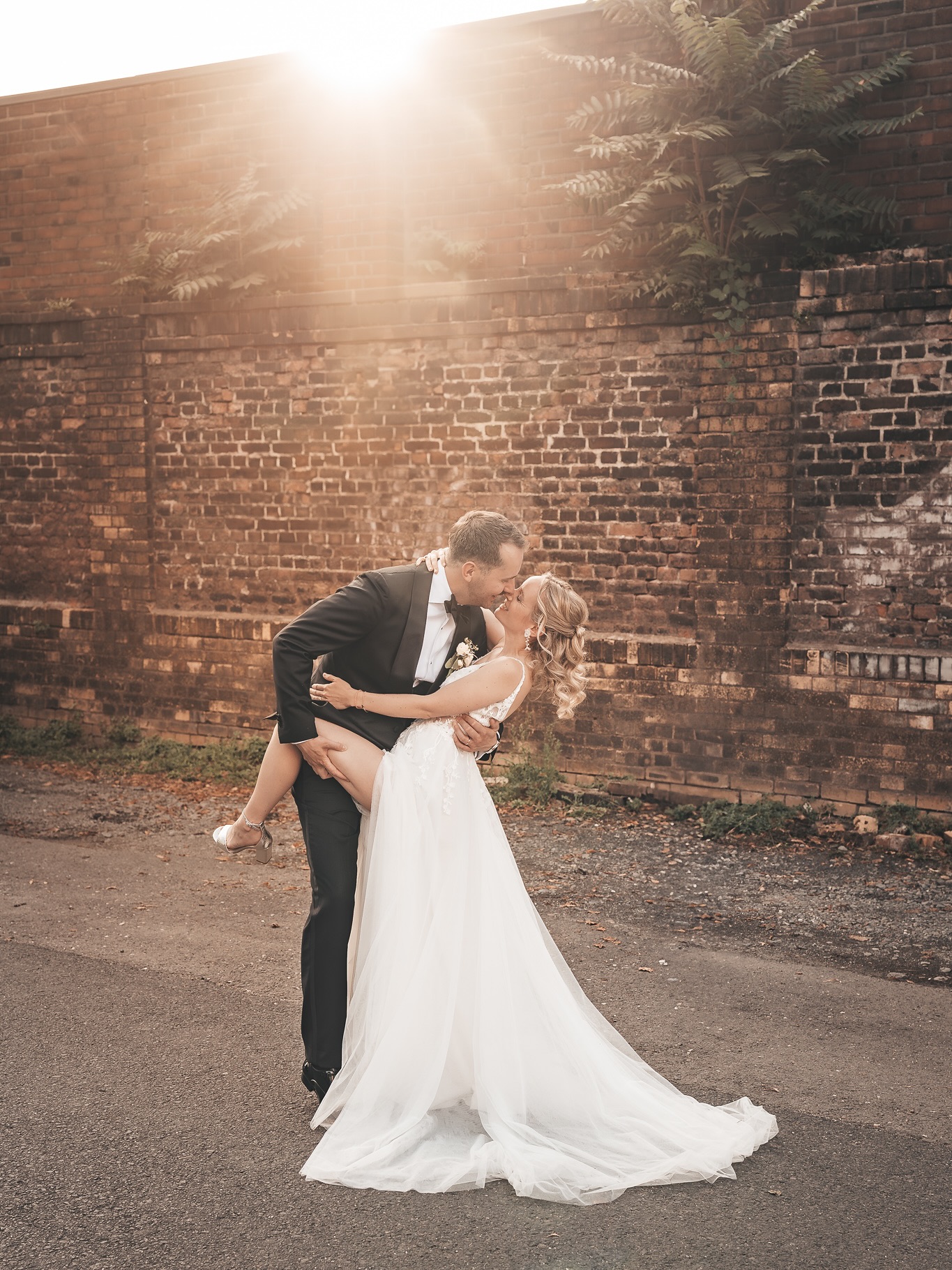 Die Hochzeit von Caro & Lars im HarbourClub in Köln war locker, lebendig und zugleich voller Wärme. Genau die Art von Hochzeit, bei der man sofort spürt: Das hier sind zwei Menschen, die ihren Tag so gestalten, wie es sich für sie richtig anfühlt. Die freie Trauung war ganz bewusst kurz gehalten – im Stehen, umgeben von den liebsten Menschen. Denn hier sollte von Anfang an das zählen, was den beiden wichtig ist: feiern, genießen, miteinander sein.
Wenn ihr eure Hochzeit genauso ungezwungen und echt feiern wollt und euch eine fotografische Begleitung wünscht, die diese Stimmung einfängt, meldet euch gern. Ich halte eure Momente so fest, wie sie passieren – ehrlich, lebendig und voller Gefühl✨
Location: @thenewyorkercologne