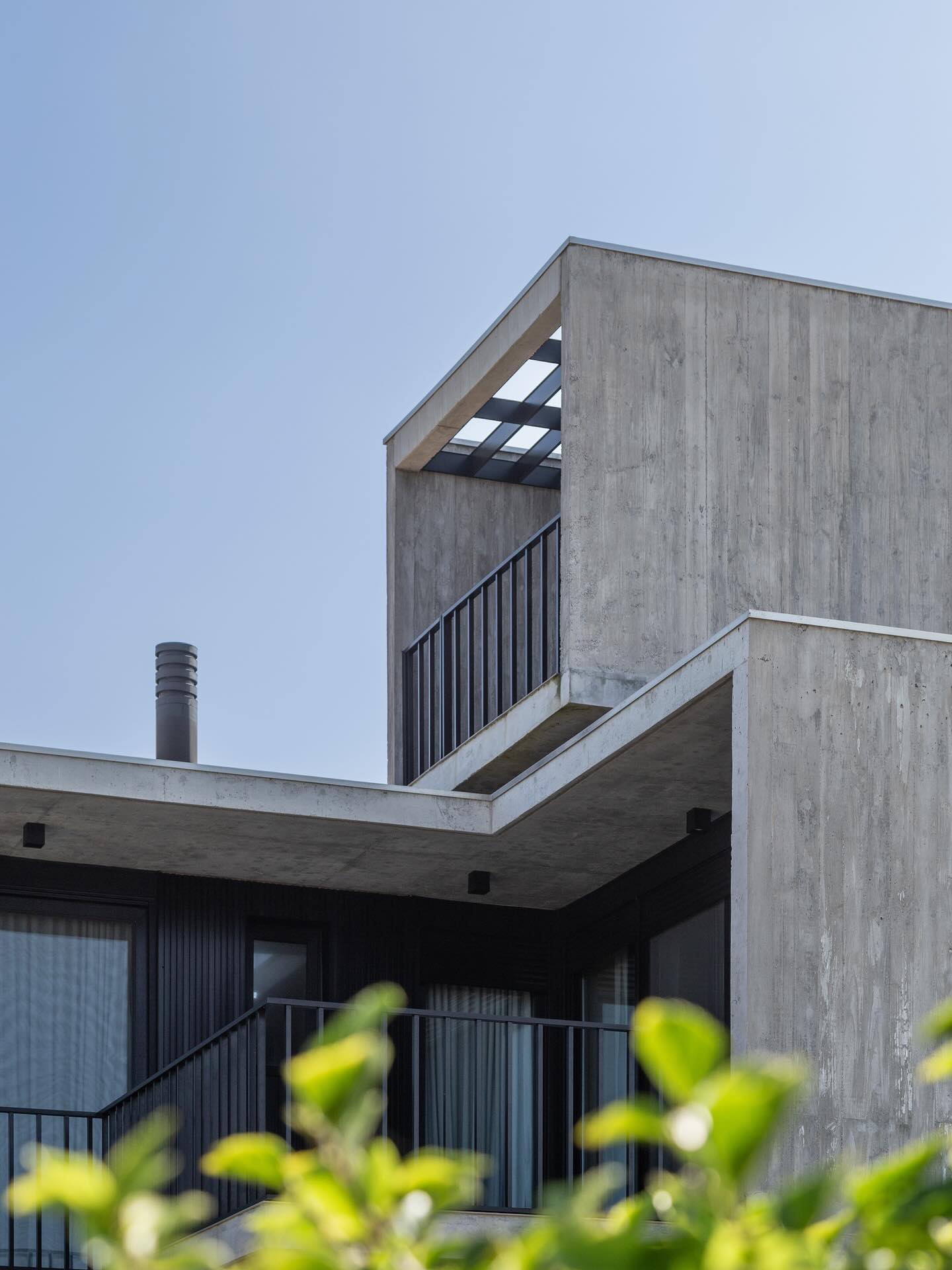 A Casa Paraíso está localizada em Torres, no sul do Brasil.
Construída em terreno de esquina, nela há a predominância da expressão bruta do concreto aparente. Sobre a base revestida de pedra, assentam-se prismas regulares que abrigam as áreas íntima e técnica. Destaca-se na composição espacial o acesso ao terraço, uma espécie de jardim interno que conduz para a deslumbrante vista do mar.
_
Casa Paraíso is located in Torres, in the south of Brazil.
Built on a corner site, it is dominated by the raw expression of exposed concrete. The stone base supports regular prisms that shelter the private and technical areas. The terrace access stands out in the spatial composition, a kind of internal yard that leads to a stunning view of the sea.
Foto: @donadussi
#CoastalArchitecture #coasthouse #archlovers #ocean #concretoaparente #summervibes #arquitetura #brazilianarchitects
_____________________________________________
+55 51 99606-0497
contato@galeria733.com.br
•
GALERIA 733