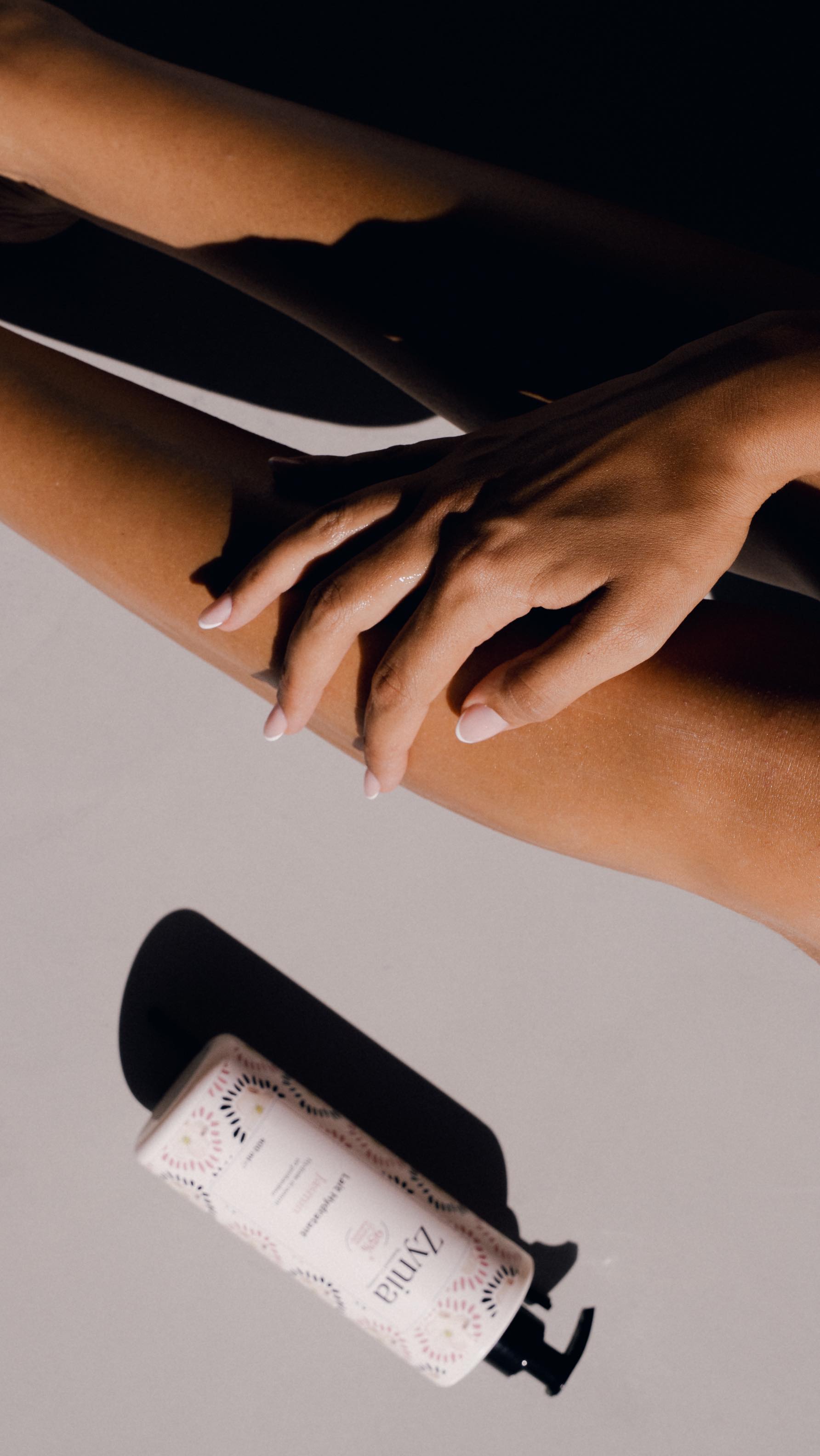 Une peau douce, nourrie et délicatement parfumée… le secret ? Karité, amande douce & jasmin. 🌸✨