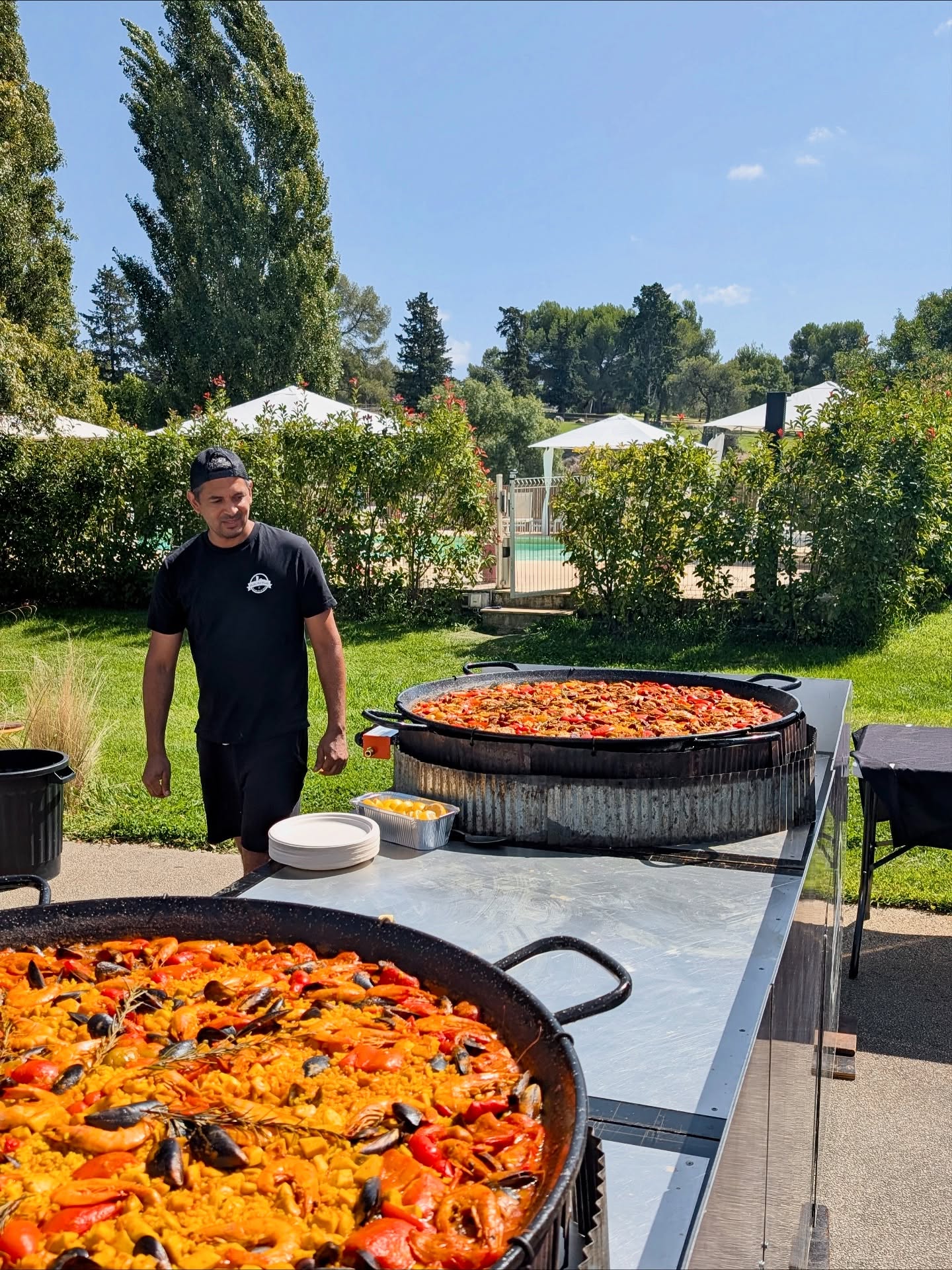 Retour sur un lendemain de mariage 2025 au magnifique @domainemasdupont ✨
Ambiance détente, grand soleil et… deux belles paellas qui ont régalé 120 invités !
Une version terre, une version mer, préparées sous les yeux des convives 🥰
Un vrai moment de partage comme on les aime ❤️
✨ On vous accompagne aussi pour vos lendemains de mariage, pensez à réserver pour 2026 ✨
#paella #traiteurpaella #traiteurévénementiel #traiteurfrance #traiteurherault #cuisine #showcooking #cateringfrance #lendemaindemariage #weddingbrunch #événementhérault #cuisineespagnole #specialitesespagnoles