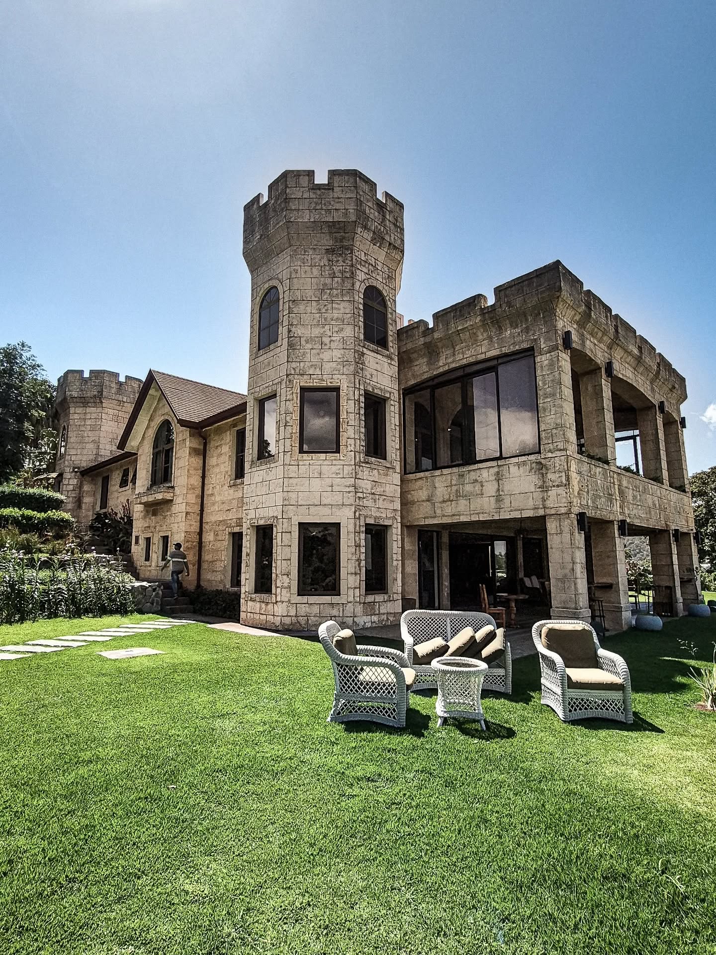 Somewhere above the clouds of Boquete —
a castle, a hobbit home, and the stillness between them. Captured through my lens for those who see beauty in quiet places.
✧ Full journal on eunycekim.com/journal