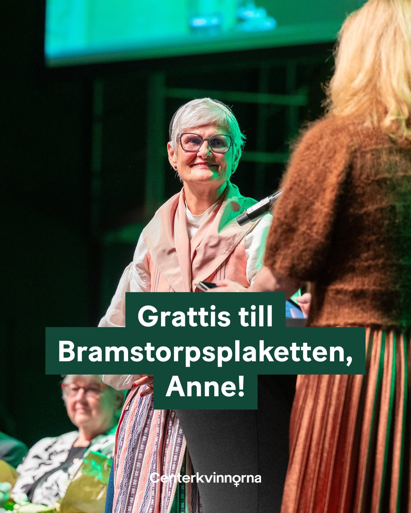 Anne Kristensson från Falkenberg tilldelas Centerpartiets högsta utmärkelse för sina många år som organisatorisk klippa i både Centerpartiet och Centerkvinnorna.
Anne är och har varit tryggheten, omtanken och visheten för våra medlemmar. Hon är en viktig pelare i vår gröna folkrörelse. 💚 Varmt grattis till dig, Anne - vi i Centerkvinnorna är så stolta! 💐