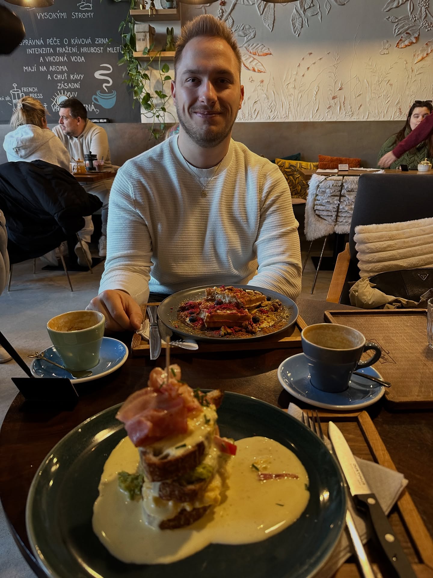 V posledních měsících jsem měl na stole víc práce, zodpovědnosti i témat, než kdy dřív.
Tréninky, příprava lidí, vedení týmu, interní edukace trenérů a moje vlastní vzdělávání od nejlepších. 🇺🇸💪🏽 Je to práce, která mě baví, ale stojí energii.
A právě proto si hlídám jednu věc, která je pro mě nepřekročitelná: neztratit standard, který dávám ostatním ani ten, který dávám sám sobě.
Růst trenérů a klientů jde ruku v ruce jen tehdy, když roste i ten, kdo je vede. Najít si v tom všem prostor na vlastní trénink, vzdělávání a život není samozřejmost. Je to rozhodnutí.
A já tohle rozhodnutí dělám každý den. Pokud se chceš posouvat a vést ostatní, musíš se pořád učit od těch nejlepších i z vlastních zkušeností.
_ _
🤝🏼 Pojďme spolupracovat 📩
www.brotas.cz
#brotasfitness #brotas #osobnitrener #posilovna #strenghtandconditioning #posilovani #cviceni #progres #vzdelavani #klienti #leadership