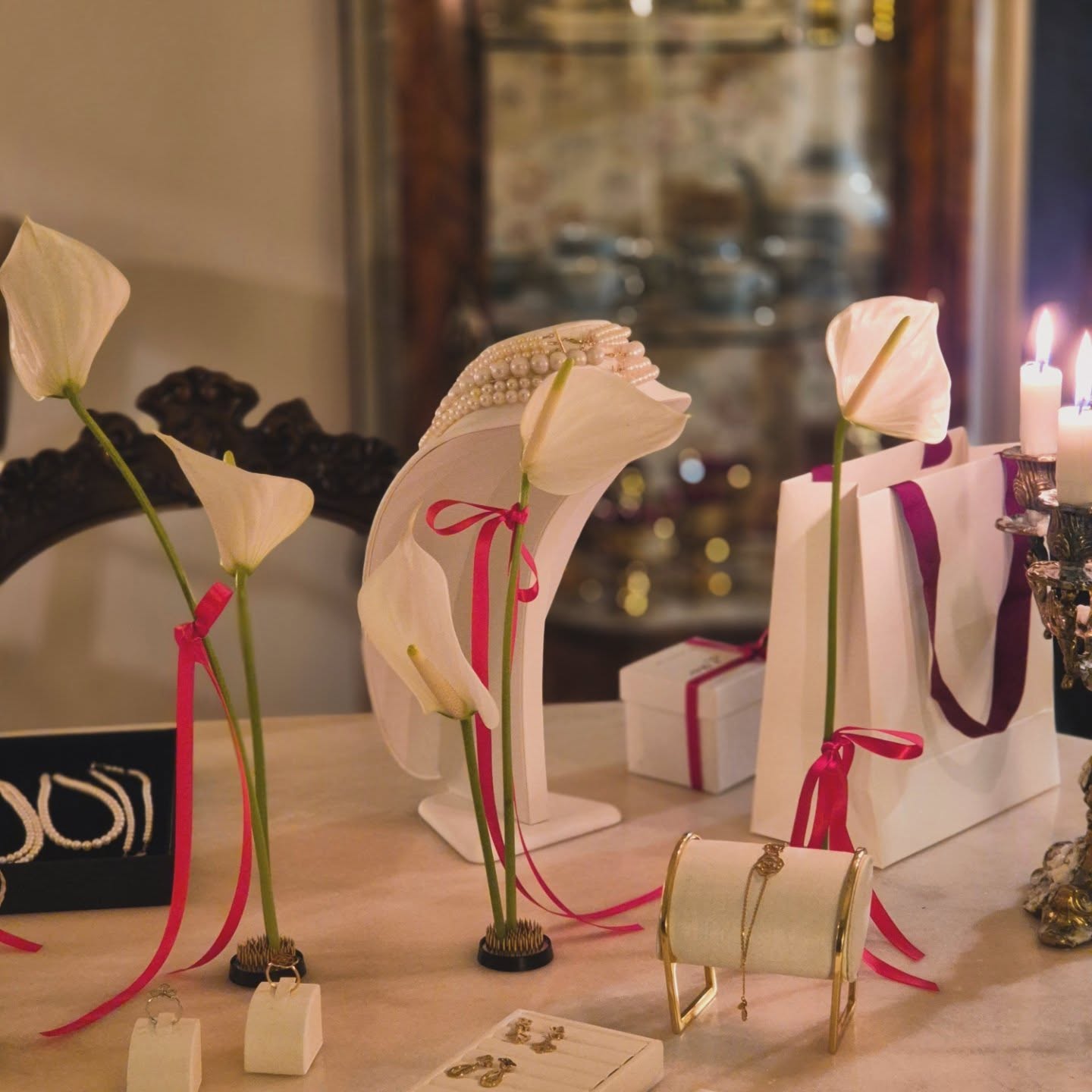 Table setting 🤍
Simplu și elegant asemenea bijuteriilor create de @zeaetsia
Un eveniment superb, la @theitalianvintageshop, cu bijuterii, prosecco, pian și caligrafie.
💌