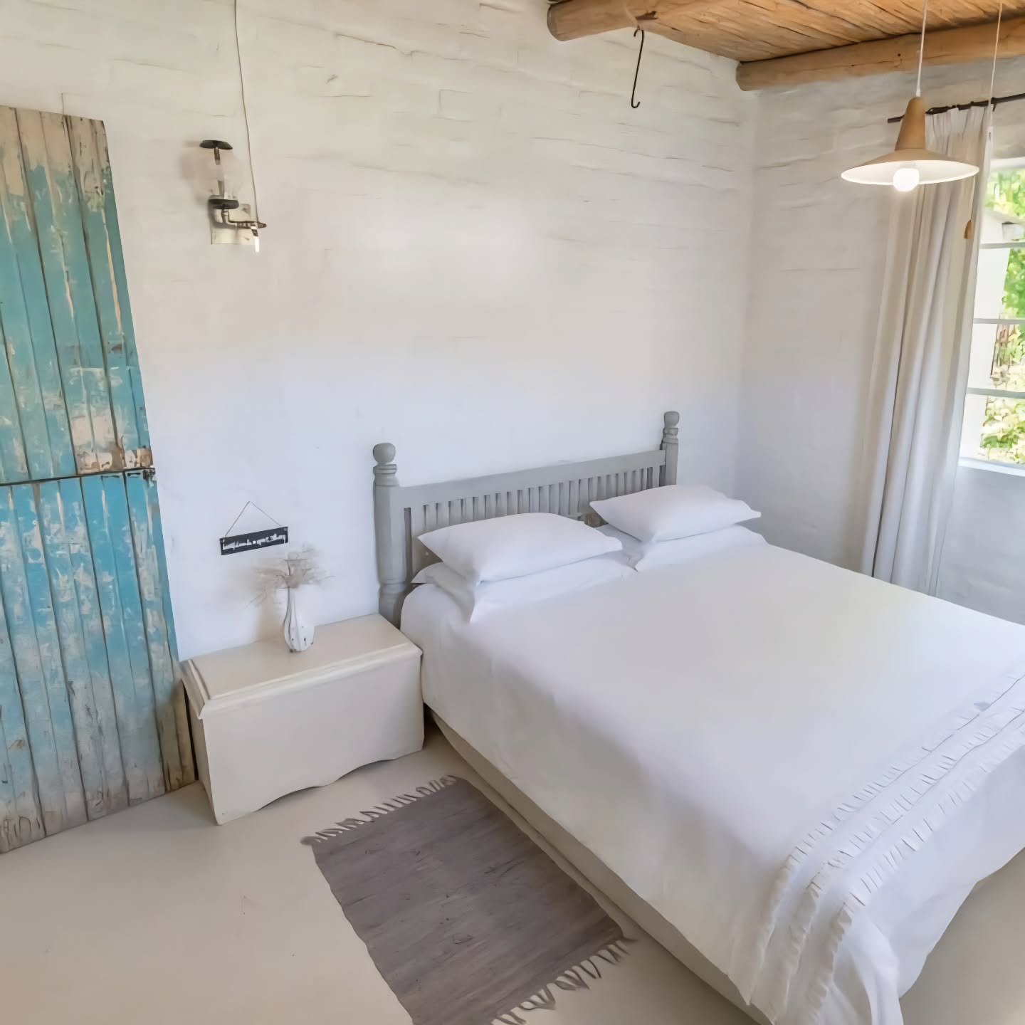 The Farm Cottage Bedroom at Klein Nektar — calm, sunlit, and designed for slow mornings. Drift off to the sounds of nature and wake up to soft light filtering through the olive trees. 🌿✨
Find your quiet place in the Klein Karoo.
#KleinNektar #FarmCottage #KleinKarooStay #OffGridRetreat #FarmEscape #CountryGetaway #selfcateringaccommodation #SlowLiving
@whatsonincapetown
@montagutourism