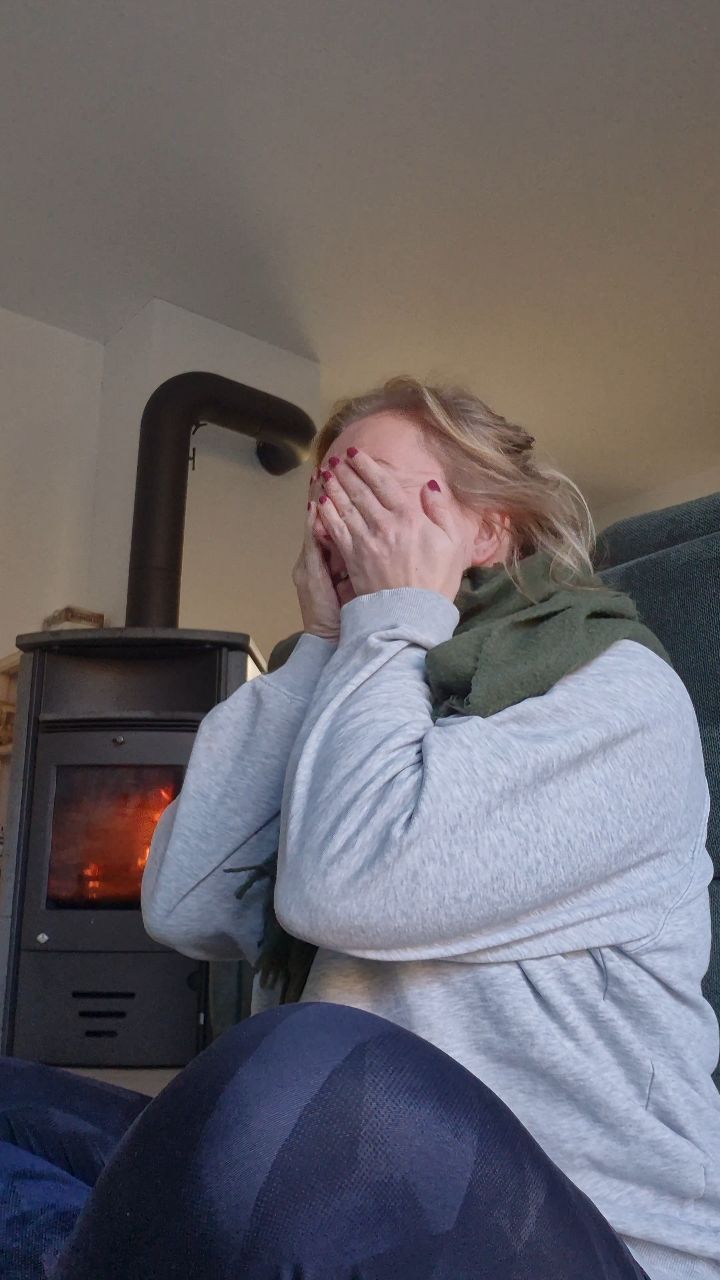 "Ga het vaak oefenen" werd er gezegd.
Het liefst elke dag.
En elke dag minimaal een half uur.
Je hebt misschien al een paar keer overgeslagen (want ja, wie heeft er nu elke dag een half uur tijd daarvoor?)
En nu zit je er eindelijk voor, voel je niks 🤯
Geen warmte, geen tinteling, geen kleurendisco en zelfs geen ontspanning.
Eigenlijk zit je je alleen maar te irriteren dat het niet lukt en ben je alweer bezig met het volgende dat je moet doen.
Lieverd, je bent niet de enige.
Het is normaal dat dit gebeurt.
En het is niet dat 'reiki het niet bij jou doet'.
In mijn blog vertel ik waarom dit gebeurt, waarom dit hartstikke normaal is en hoe je de energie toch weer kunt laten stromen.
Reageer met 'Blog' als jij hier meer over wilt lezen ❤️