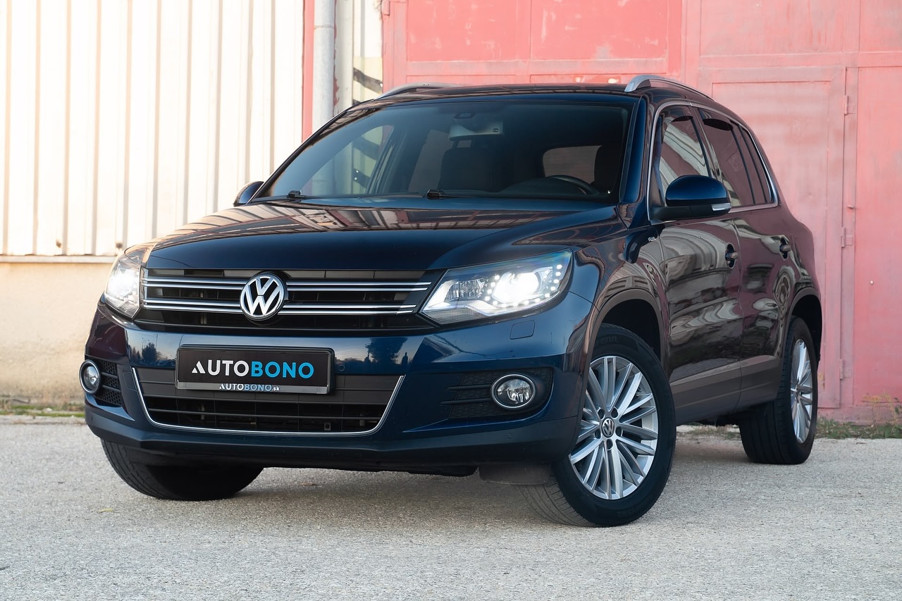 Ponúkame na predaj kompaktný crossover Volkswagen Tiguan, r.v. 09/2014 s naftovým motorom 2.0 TDI s výkonom 130 kW/177 koní v kombinácii so 6-st. manuálnou prevodovkou a inteligentným pohonom všetkých kolies 4Motion. Vozidlo bolo pravidelne servisované podľa servisného plánu.
Cena: 13.990 eur
▶️ Špecifikácia:
Volkswagen Tiguan
2.0 TDI 130 kW/177 koní
6-st. manuálna prevodovka
09/2014
160.600 km
modrá Night Blue Metallic
▶️ Výbava Sport & Style:
– bixenónové predné svetlomety, LED denné svietenie
– LED zadné svetlá
– vyhrievané elektrické športové predné sedačky
– dvojzónová automatická klimatizácia
– farebný MAXIDOT
– Android dotyková navigácia s Bluetooth a AUX
– parkovacie senzory vpredu a vzadu, parkovací asistent
– parkovacia kamera
– tempomat
– ambientné podsvietenie interiéru
– čierny strop
– panoramatické strešné okno
– stropná odkladacia priehradka
– sklopné spolujazdcovo sedadlo
– sklápacie stolíky
– elektrická parkovacia brzda s funkciou Auto Hold
– asistent rozjazdu do kopca
– elektrické vyhrievané vonkajšie spätné zrkadlá
– otočné ťažné zariadenie
– 17-palcové hliníkové disky, rezervné koleso
– nezávislé kúrenie
▶️ Pôvod a stav:
Tiguan je dovezený z Nemecka, má pôvodné originálne kilometre a pravidelnú servisnú históriu. Posledný servis 01/2025 pri 143 tisíc km nový motorový olej, všetky filtre a brzdová kvapalina, 07/2024 pri 127 tisíc km menené komplet rozvody (vonkajšie + vnútorné s vodnou pumpou).
Krásny zachovalý stav. Motoricky a mechanicky je vo výbornej kondícii s krásnym záťahom. Veľmi spoľahlivý a úsporný motor so spotrebou 6 l/100 km. Nie je možný odpočet DPH. Možnosť financovať na splátky od 0 % akontácie.