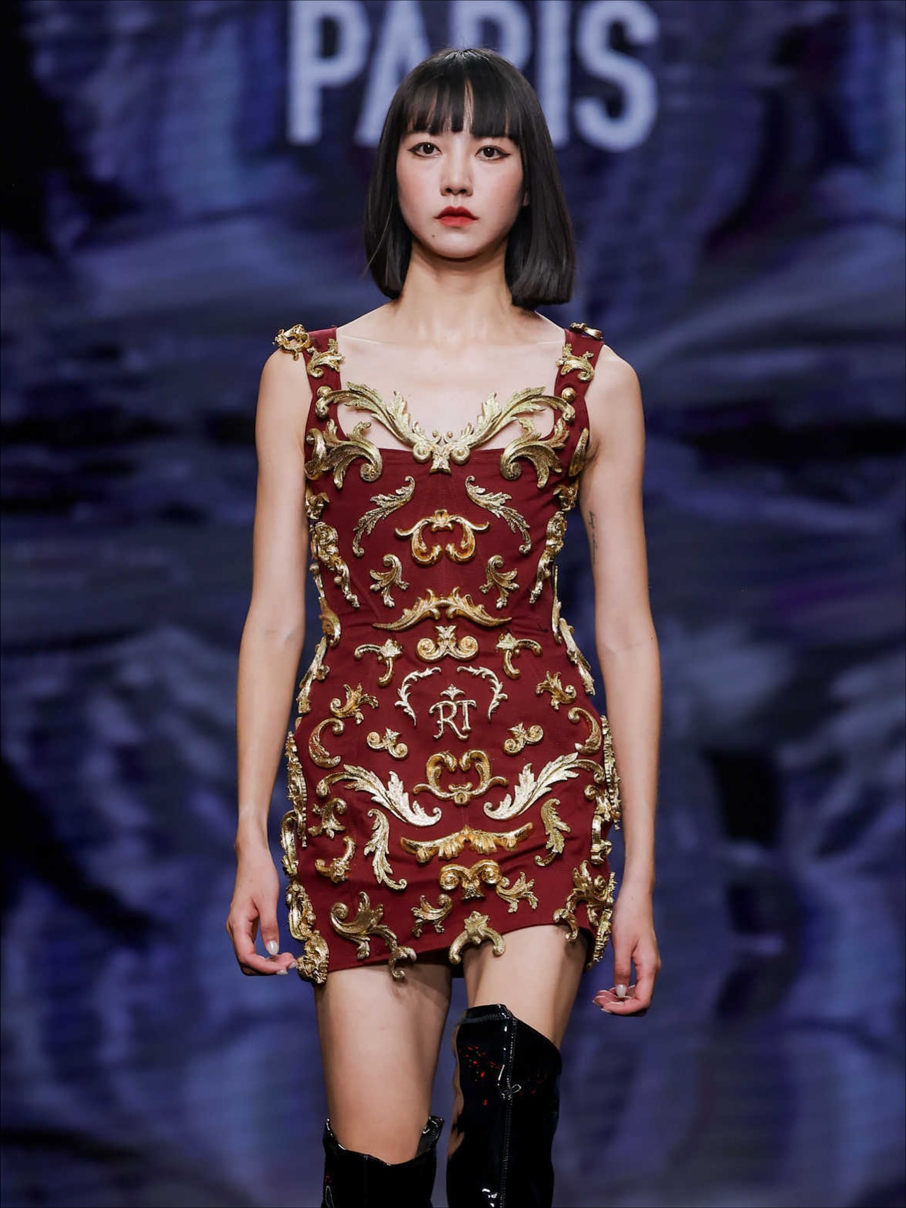 What an amazing experience in Keqiao, Shaoxing in China 🇨🇳✨❤️ #keqiaofashionweek
.
Thank you so much @agence_aube, Lin @lin_phot , Sonia and Ke for the invitation, but also for your kindness, excellence and professionalism 🤩 it was an honor to create a new collection with all the amazing fabrics from Chinese factories.
.
Thank you to my team for help me create this collection
I created a collection in one month with a new thematic : The illusion palace
Inspired by abandoned amusement parks and the world of the Hall of Mirrors, the Palais des Illusions collection explores the boundary between dream and distortion.
Silhouettes unfold like a gallery of fractured reflections: black-and-white checkerboards, baroque moldings, golden lines, cracked mirrors, and 3D textures intertwine in a play of shadow and light.
The garments shows the decadence of a ball frozen in time — between opulence and disarray.
Rigid corsets, sculptural jackets with horns, body-shaping jumpsuits, and metallic accessories give the illusion of a world where reality bends and transforms.
A duality runs through the collection — angel and demon, desire and purity, masquerade and truth.
Each piece acts as a distorting mirror, revealing the uncanny beauty of the illusions we choose to inhabit.
.
#fashion #china #keqiao #romainthevenin #fabulous #trip #designer #excellence