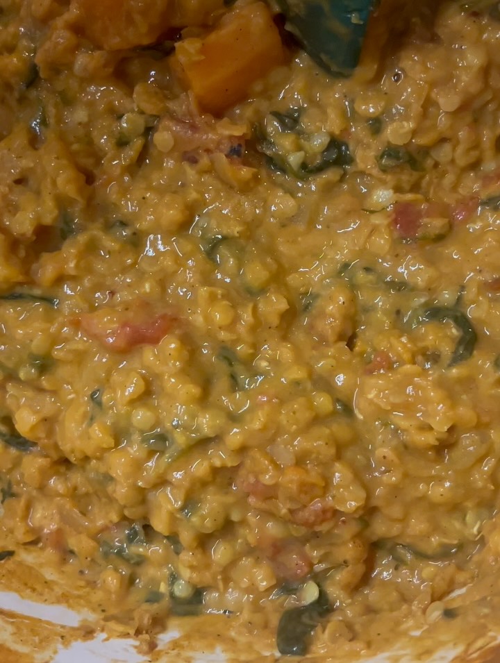 🍂 Creamy sweet potato & spinach daal 🍂
Ingredients
▫️ 300g red split lentils
▫️ 2 medium sweet potatoes peeled and diced
▫️Handful spinach or 4 blocks of frozen spinach
▫️ 1 onion diced
▫️ 1 tbsp tomato purée
▫️ 5 garlic cloves minced
▫️ thumb ginger, or tsp ginger paste
▫️ 1 tin tomatoes
▫️ 1 tin reduced fat coconut milk
▫️ 750ml veggie stock
▫️ spices: 1 tsp cumin, 1 tsp garam masala, 1 tsp turmeric, 1/2 tsp coriander, 1 tsp chilli flakes, 1 tsp black pepper, 1/2 tsp salt (you can increase or decrease spices according to your taste, just keep the ratio the same)
▫️ 3 tbsp nutritional yeast (optional but highly recommended for creamy taste and added protein)
▫️lemon juice
Method
1. Sauté onion in a large pan with a good glug of olive oil for a few minutes until softened.
2. Add garlic and ginger followed by tomato paste and the spices so they infuse.
3. Add sweet potato and a dash of stock to prevent sticking.
4. Add lentils and let them toast for a minute, then add stock, tinned tomatoes and coconut milk.
5. Simmer for around 15-20 minutes. Add salt and nutritional yeast, followed by spinach.
6. Cook until spinach wilted and you have a thick creamy daal texture.
Serve with a squeeze of lemon juice.
Best with flat breads or whole grain rice.
Fibre 20G
Protein 30G
Soooooo gooooood ✨
Warm wishes, Dr Grace 🌿
#nutritionist #dietitianapproved #nutritiontips #healthyeating #balancedmeals #wholefoods #nutrientdense #foodasmedicine #healthyrecipes #nutritioncoach